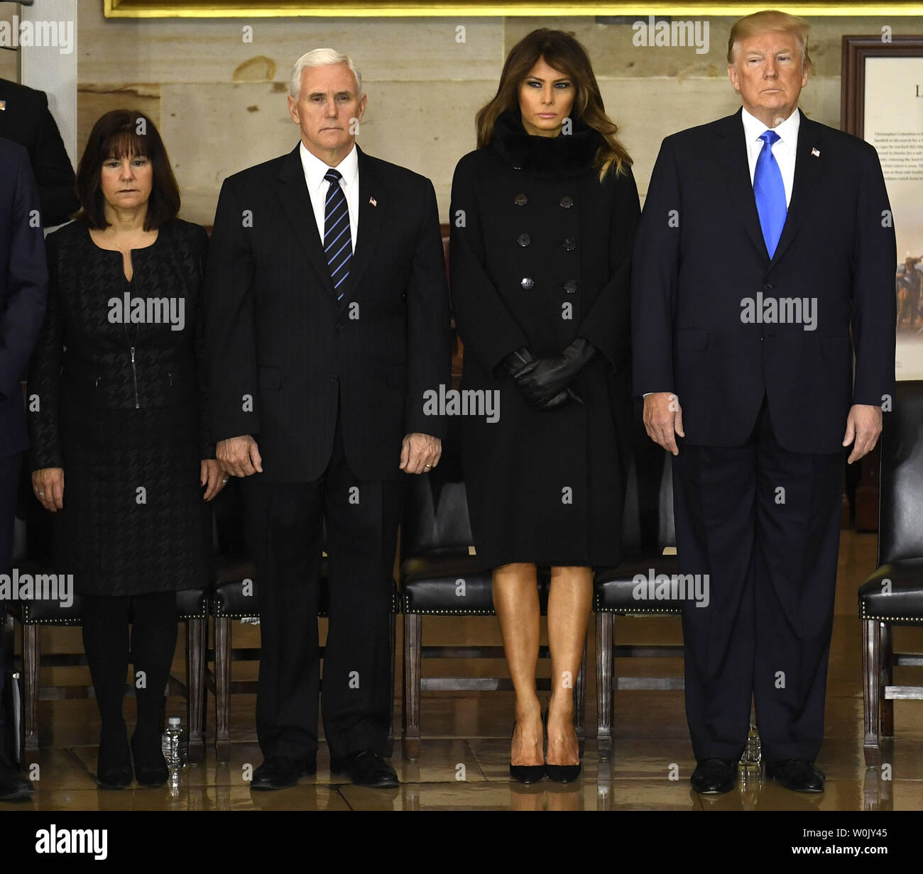 Karen Pence, Vice Presidente Mike Pence, First Lady Melania Trump e presidente Donald Trump attendono l arrivo del scrigno di Rev. Billy Graham, il Campidoglio US rotunda, febbraio 28, 2018 a Washington, DC. Il Battista evangelista, 99, era un informale advisor per presidenti poiché il presidente Harry Truman ed è il primo leader religiosi ai laici in onore al Campidoglio. Foto di Mike Theiler/UPI Foto Stock