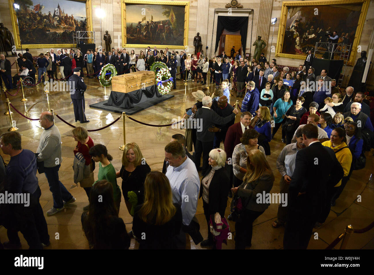 I membri del pubblico di pagare i loro aspetti come file hanno passato lo scrigno di Rev. Billy Graham, il Campidoglio US rotunda, febbraio 28, 2018 a Washington, DC. Il Battista evangelista, 99, era un informale advisor per presidenti poiché il presidente Harry Truman ed è il primo leader religiosi ai laici in onore al Campidoglio. Foto di Mike Theiler/UPI Foto Stock