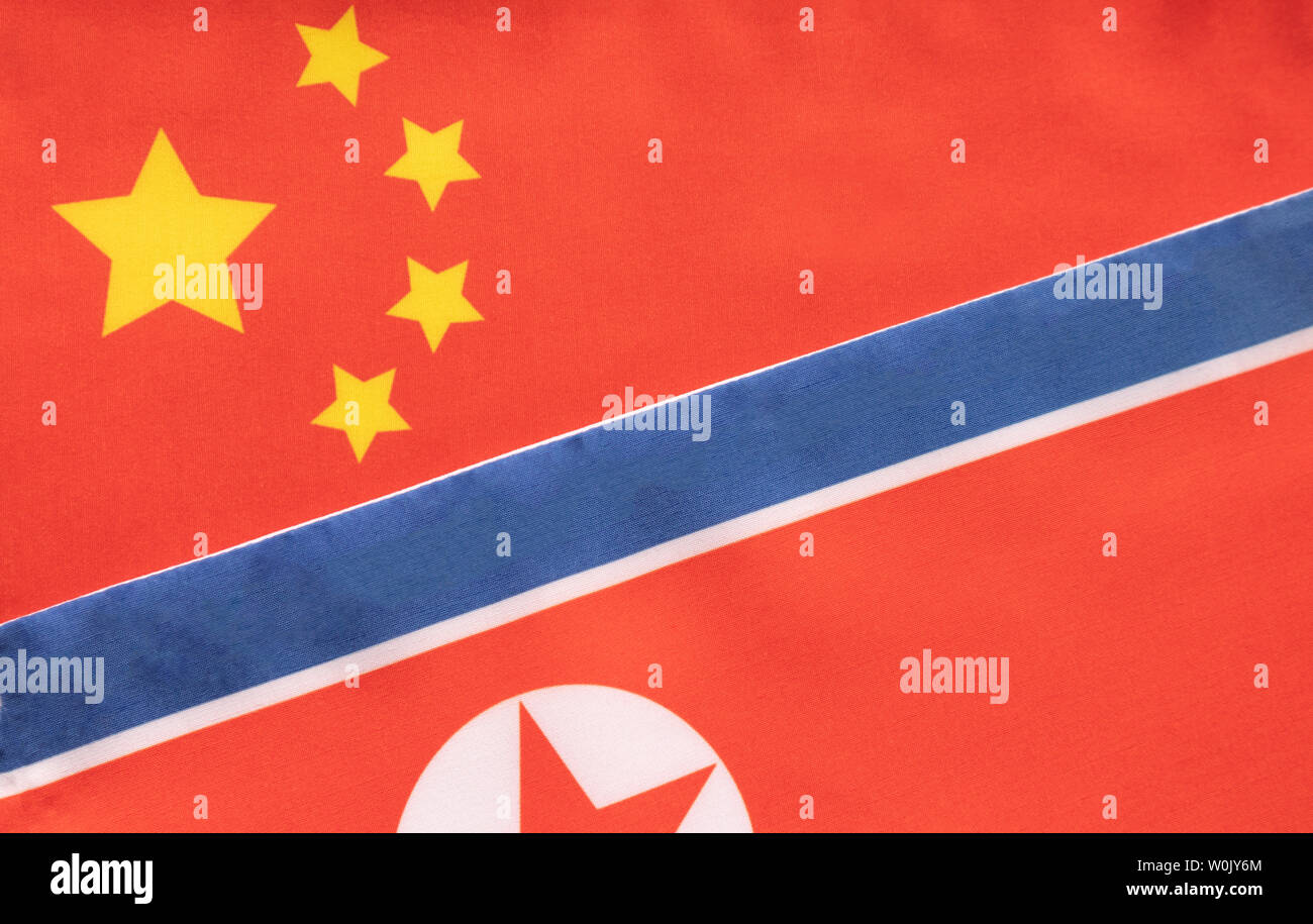 Concetto di relazioni bilaterali tra i due paesi che mostra con due bandiere: Cina e Corea del Nord. Foto Stock