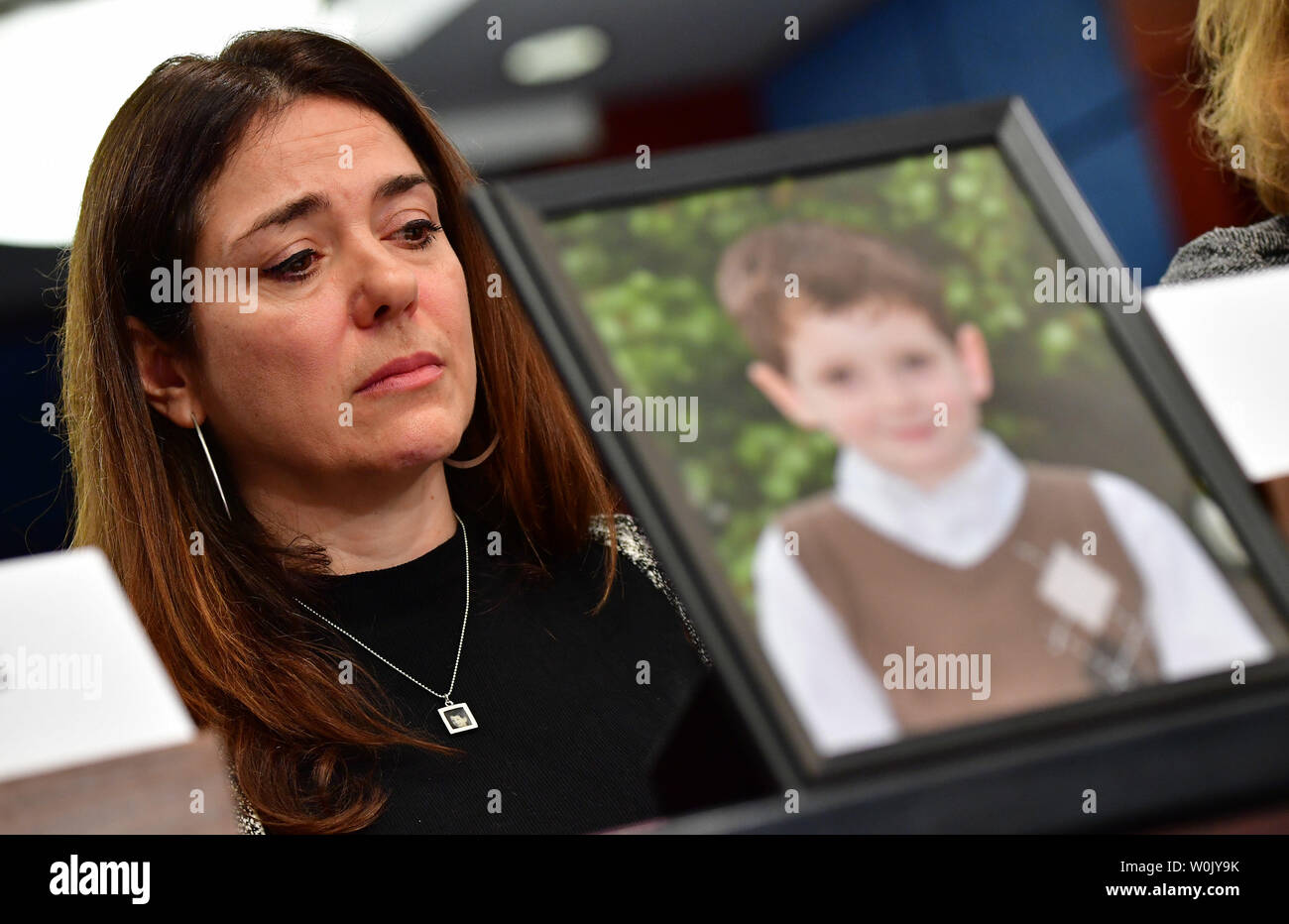 Francine Wheeler, madre di Ben Wheeler, 6, che è stato ucciso nel 2013 Sandy Hook Scuola Elementare di tiro, ascolta come si siede dietro una foto di suo figlio durante un senato di una politica democratica e il comitato per le comunicazioni forum sulla violenza pistola su Capitol Hill a Washington D.C. il 7 marzo 2018. Sul ghiaione di fronte Guttenberg è stato David Hogg, come studente che sono sopravvissuti alla Marjory Stoneman Douglas di ripresa. Foto di Kevin Dietsch/UPI Foto Stock