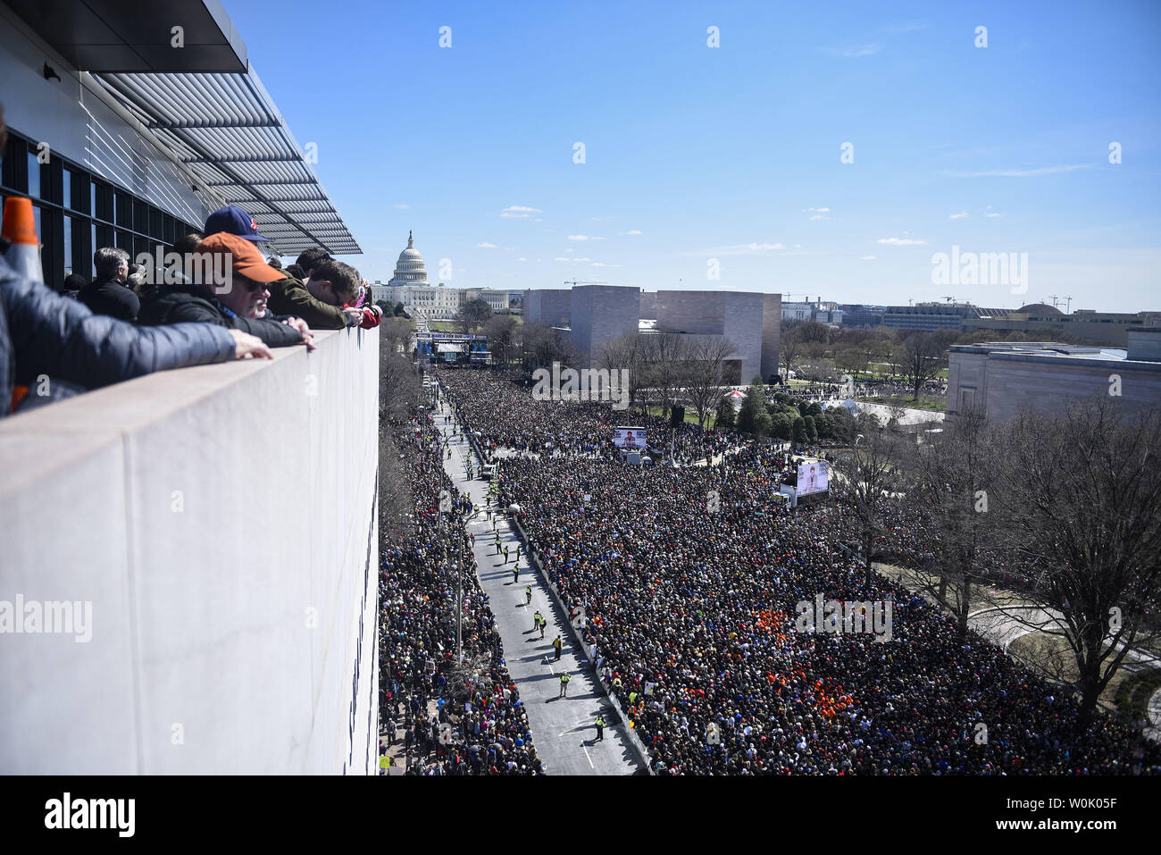 Marzo per la nostra vita i partecipanti sono visti dal Newseum giù sul tetto in Pennsylvania Avenue a Washington il 24 marzo 2018. Centinaia di migliaia di persone sono attese a partecipare. Foto di Leigh Vogel/UPI Foto Stock