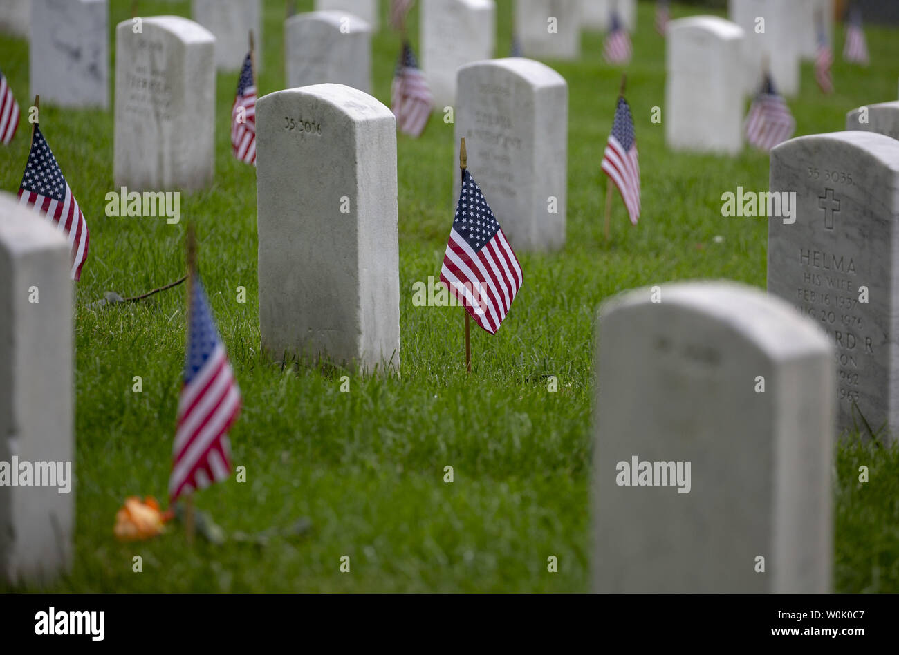 Una bandiera americana è visto in una tomba di pietra al Cimitero Nazionale di Arlington per il Memorial Day il 28 maggio 2018 in Arlington,VA. Foto di Tasos Katopodis/UPI Foto Stock