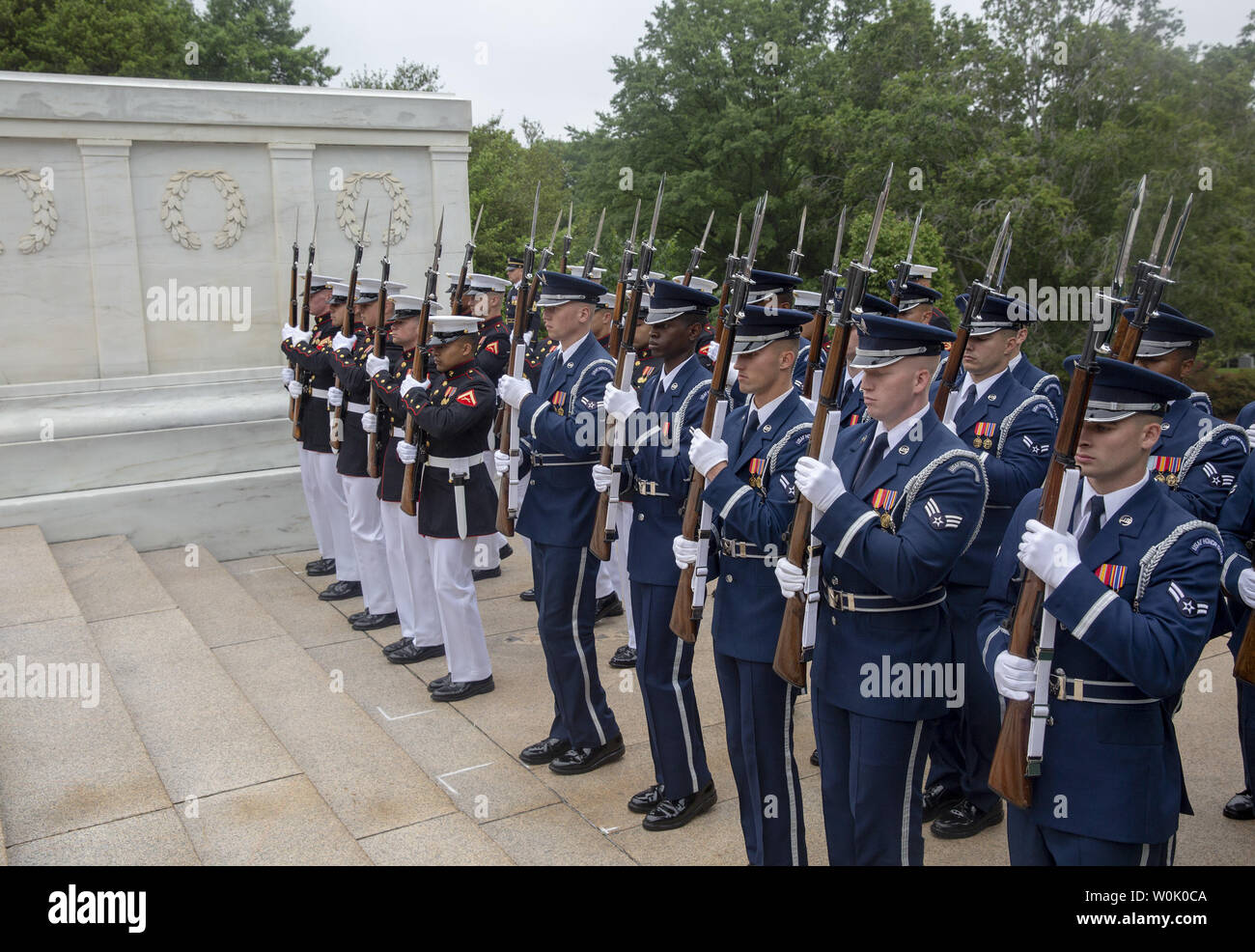 La parata di colori arriva presso la tomba del Soldato sconosciuto al Cimitero Nazionale di Arlington, il 28 maggio 2018 in Arlington,VA. Foto di Tasos Katopodis/UPI Foto Stock