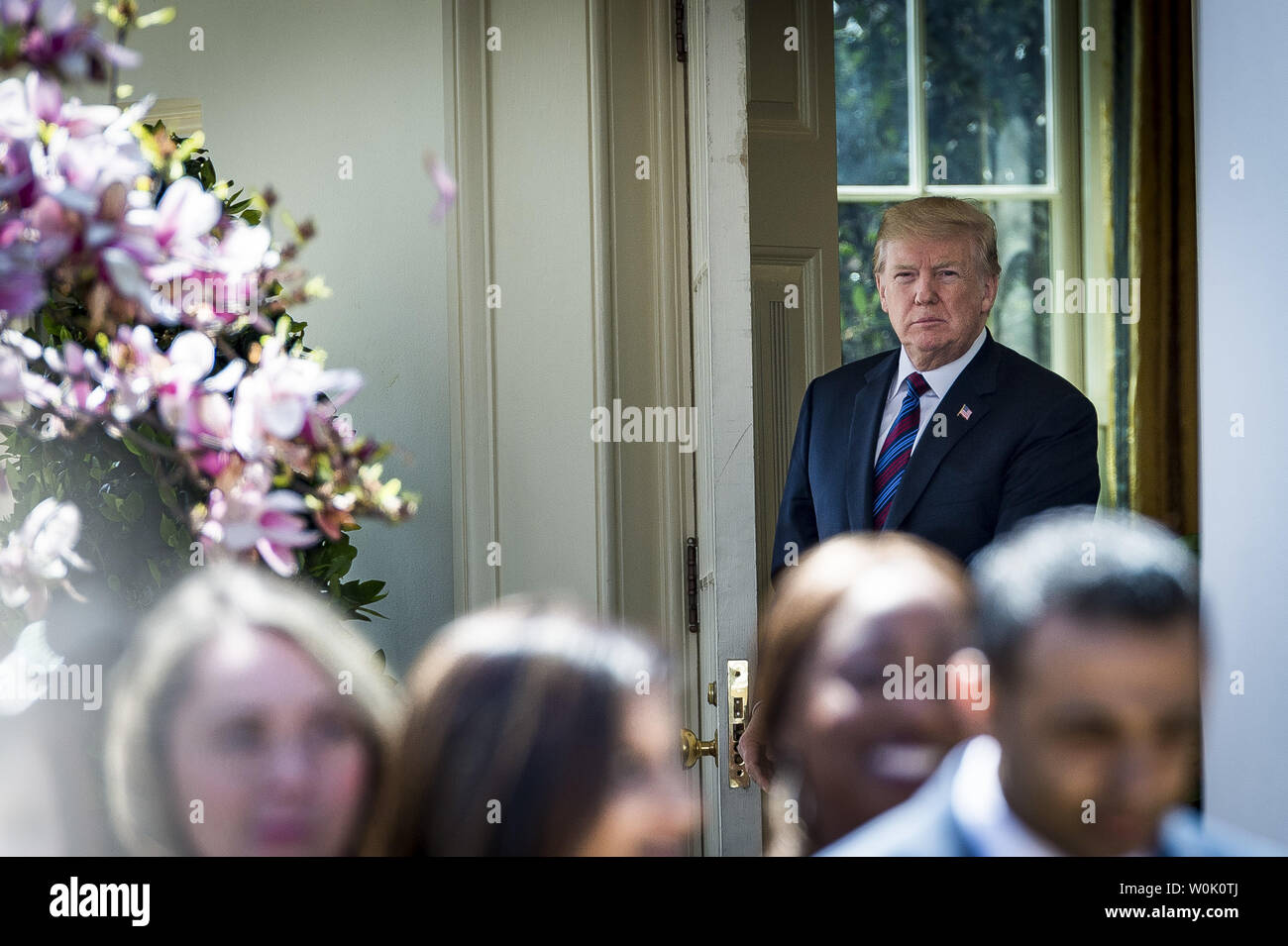 Presidente Donald Trump passi al di fuori dell'Ufficio ovale come egli arriva a consegnare commento circa i tagli fiscali per i lavoratori americani nel Giardino di Rose alla Casa Bianca il 12 aprile 2018 a Washington D.C. Trump ha parlato davanti a una platea di lavoratori e che dicono che hanno beneficiato di sgravi fiscali e Jobs Act. Foto di Pete Marovich/UPI Foto Stock