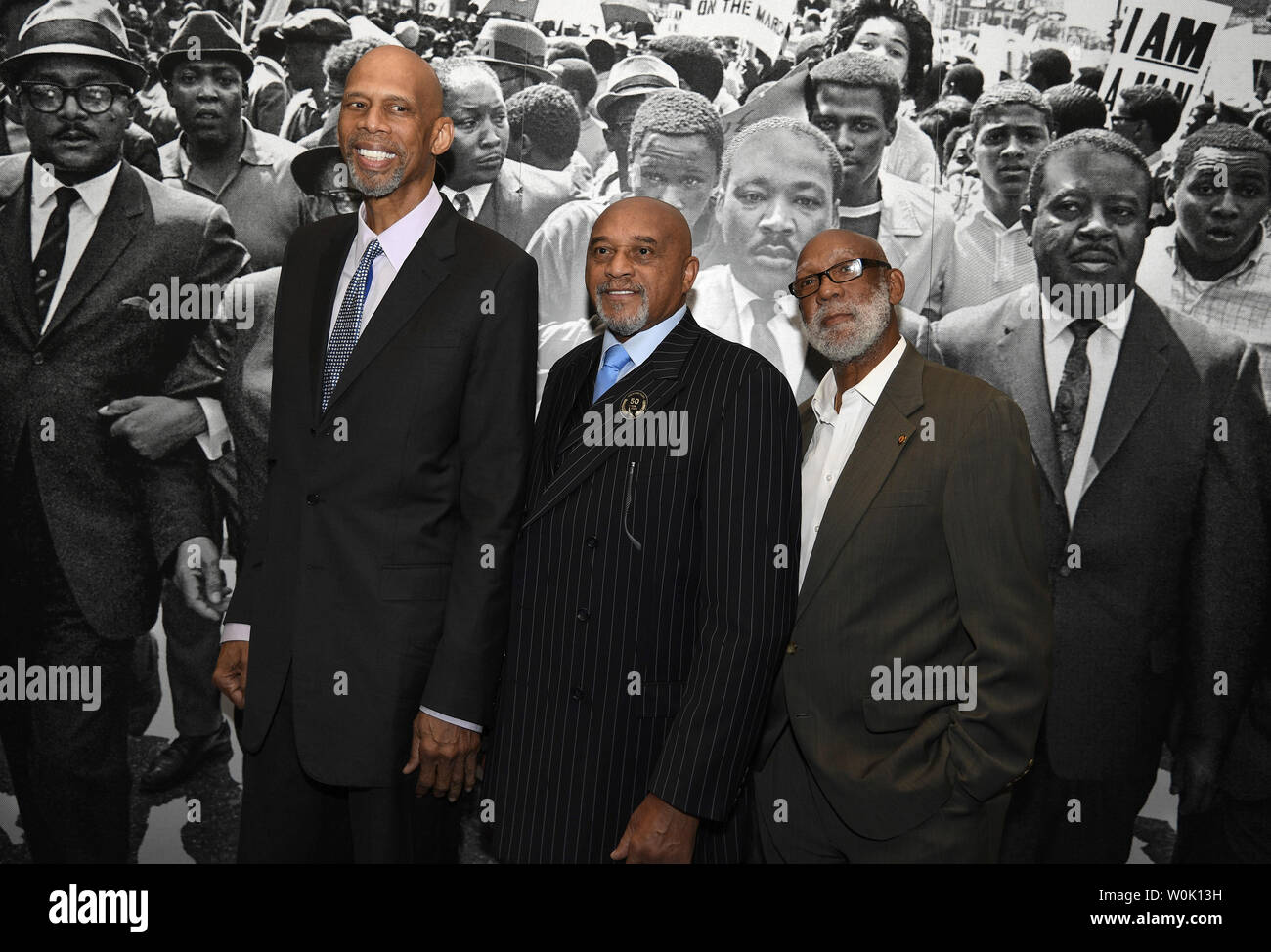 Atleta olimpico Tommie Smith (C) che ha sollevato il pugno di un Black Power salute al 1968 Olimpiadi, insieme con il compagno di medaglia John Carlos (R) si unisce a pallacanestro Kareem Abdul-Jabbar per una foto di gruppo e di fronte a una foto del leader dei diritti civili Rev. Martin Luther King che conduce a marzo presso il Newseum, Aprile 17, 2018 a Washington, DC. Gli atleti hanno partecipato il Newseum's 2018 libera espressione Awards gala serali. Foto di Mike Theiler/UPI Foto Stock