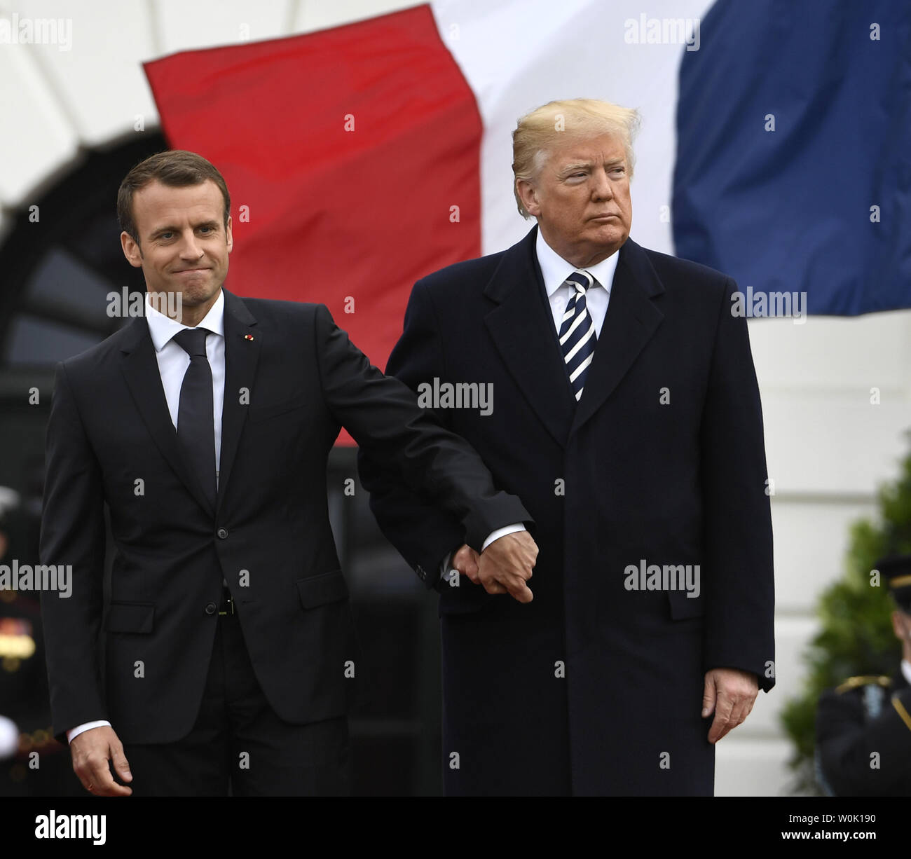 Presidente Donald Trump (R) e il presidente francese Emmanuel Macron tenere le mani a conclusione della visita di Stato accogliente commento alla Casa Bianca, Aprile 24,2018, a Washington, DC. I leader sono attesi per discutere il commercio, l'Iran, il cambiamento climatico, la Corea del Nord, la Russia fra gli altri problemi. Foto di Mike Theiler/UPI Foto Stock