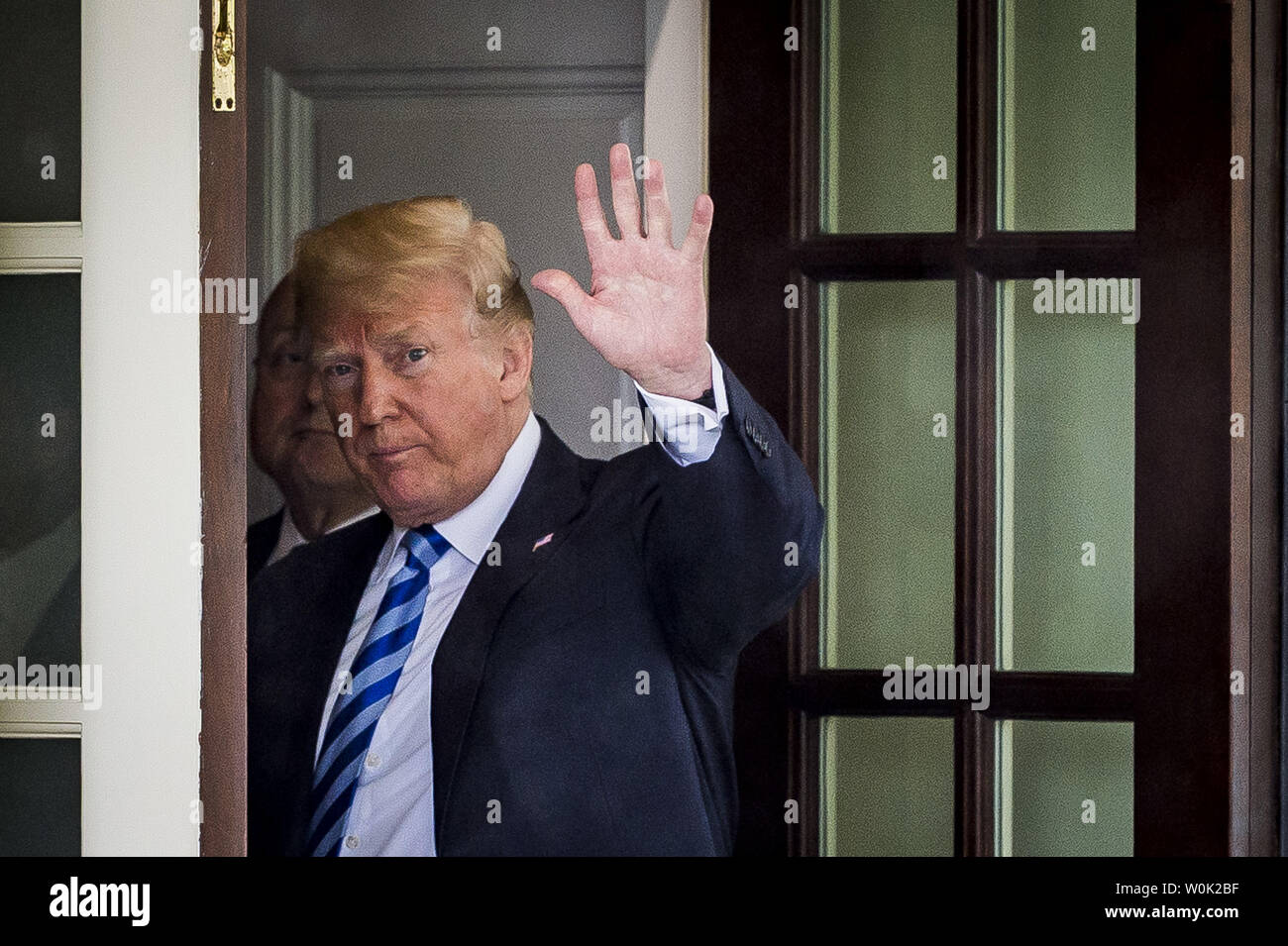 Presidente Donald Trump onde ai media come Shavkat Mirziyoyev, Presidente della Repubblica di Uzbekistan, si diparte la ala ovest della casa bianca dopo un accordo bilaterale per il pranzo di lavoro il 16 maggio 2018 a Washington D.C. Foto di Pete Marovich/UPI Foto Stock