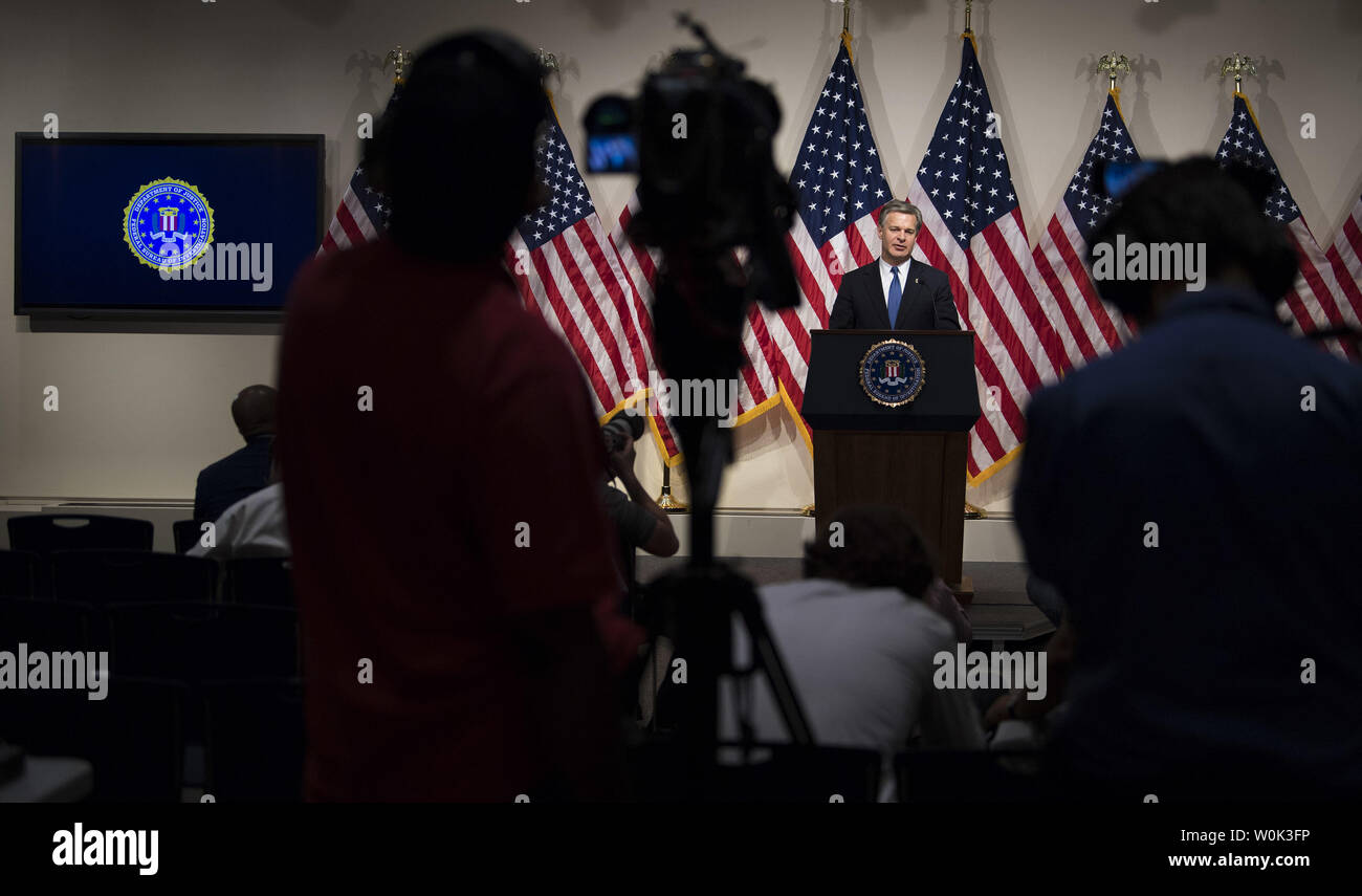 Christopher Wray, Direttore dell'Ufficio federale dell'inchiesta (FBI), parla nel corso di una conferenza stampa sull'Ispettore generale sulla relazione concernente il dipartimento della giustizia e della FBI attività nella corsa fino al 2016 elezioni presidenziali, presso la sede centrale di FBI a Washington D.C., il 14 giugno 2018. Wray detto bianco che la relazione non ha trovato alcuna prova di parzialità politica La relazione ha fatto identificare errori di giudizio e violazioni dei criteri di FBI. Foto di Kevin Dietsch/UPI Foto Stock