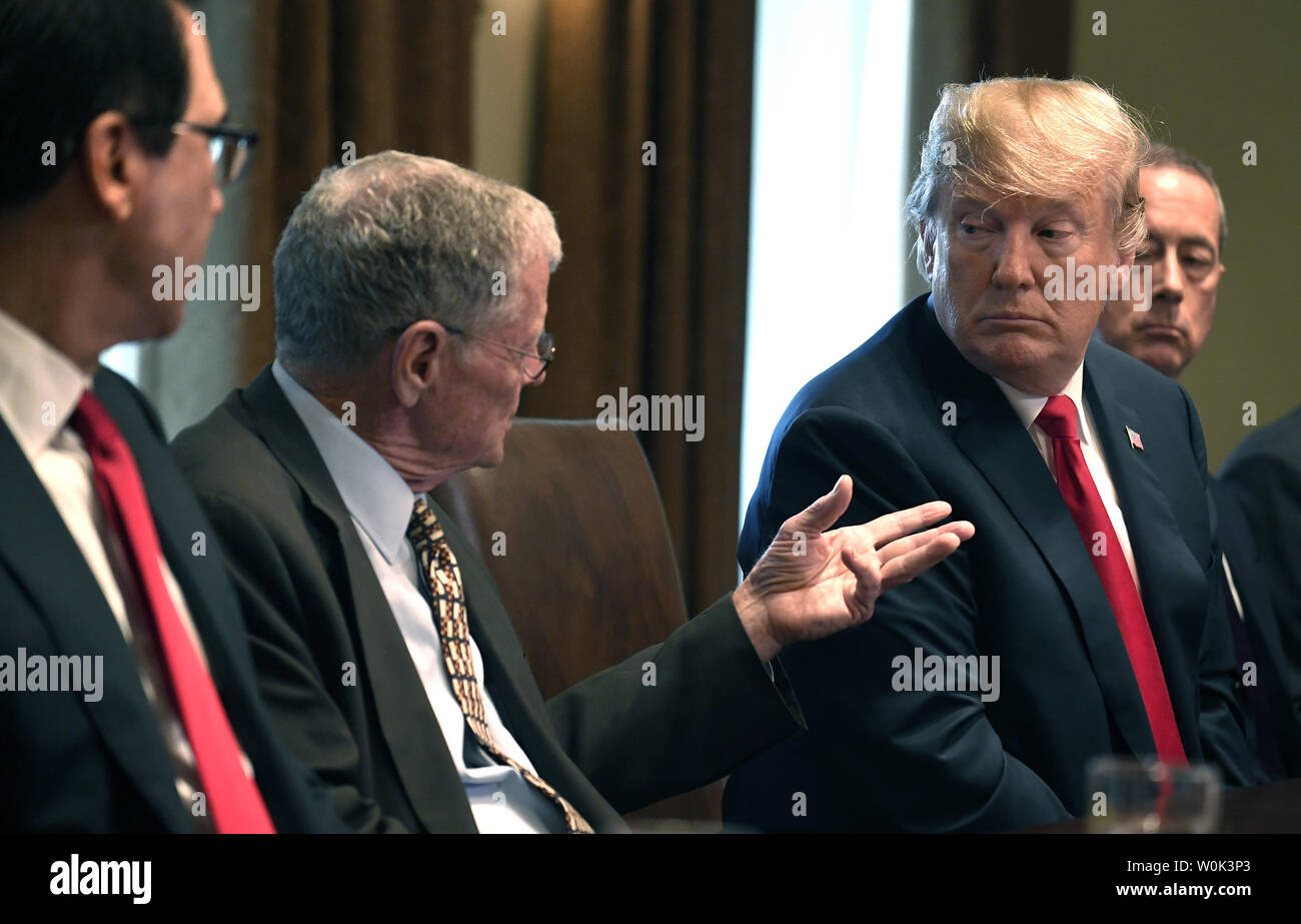 Presidente Donald Trump (R) ascolta commento dal Sen. Jim Inhofe (Oklahoma) come segretario del Tesoro Steven Mnuchin assiste, durante un incontro con i membri del Congresso, alla Casa Bianca, Giugno 20, 2018 a Washington, DC. Trump fatta commento sull'immigrazione per quanto riguarda la separazione forzata di bambini provenienti da famiglie al confine messicano. Foto di Mike Theiler/UPI Foto Stock