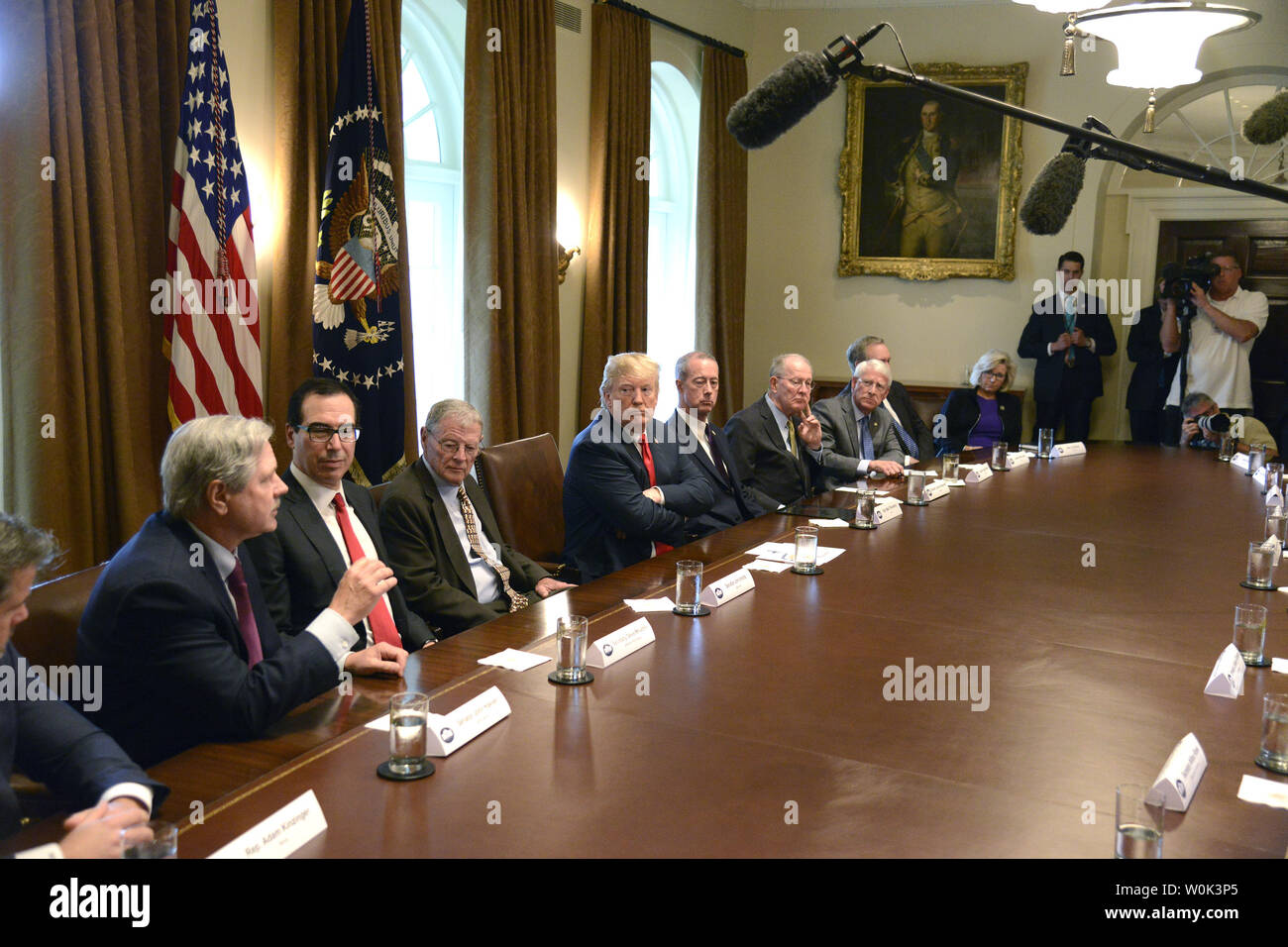 Presidente Donald Trump (C) ascolta commento dal Sen. John Hoeven (North Dakota,L) nel corso di un incontro con i membri del Congresso e (L-R) Segretario del Tesoro Steven Mnuchin, Sen. Jim Inhofe (Oklahoma), sost. Mac Thornberry, Sen. Lamar Alexander (Tennessee) e Sen. Roger vimini (Mississippi), alla Casa Bianca, Giugno 20, 2018 a Washington, DC. Trump fatta commento sull'immigrazione per quanto riguarda la separazione forzata di bambini provenienti da famiglie al confine messicano. Foto di Mike Theiler/UPI Foto Stock