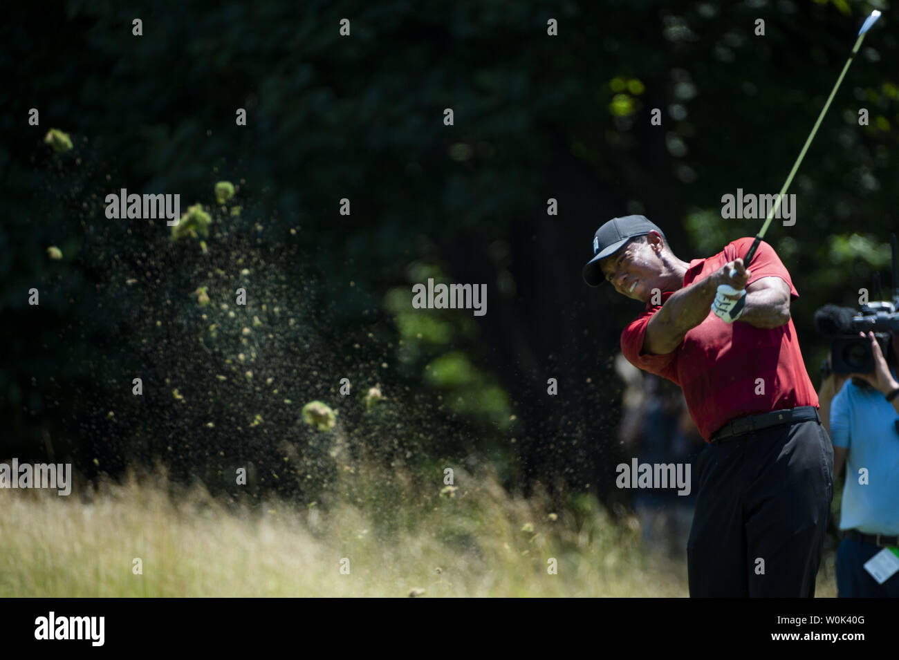 Tiger Woods tee off sul PAR-3 terzo foro durante il round finale play della Quicken prestiti nazionali torneo di golf a TPC Potomac a Avenel Farm su luglio 1, 2018 in Potomac, MD. Boschi shot un round finale, 4-sotto il par per terminare 10 scatti indietro, legati per quarto. Francesco Molinari ha vinto l'evento dopo shooing a 8 sotto il par 62, per un torneo totale di 21-sotto il par. Foto di Pete Marovich/UPI Foto Stock