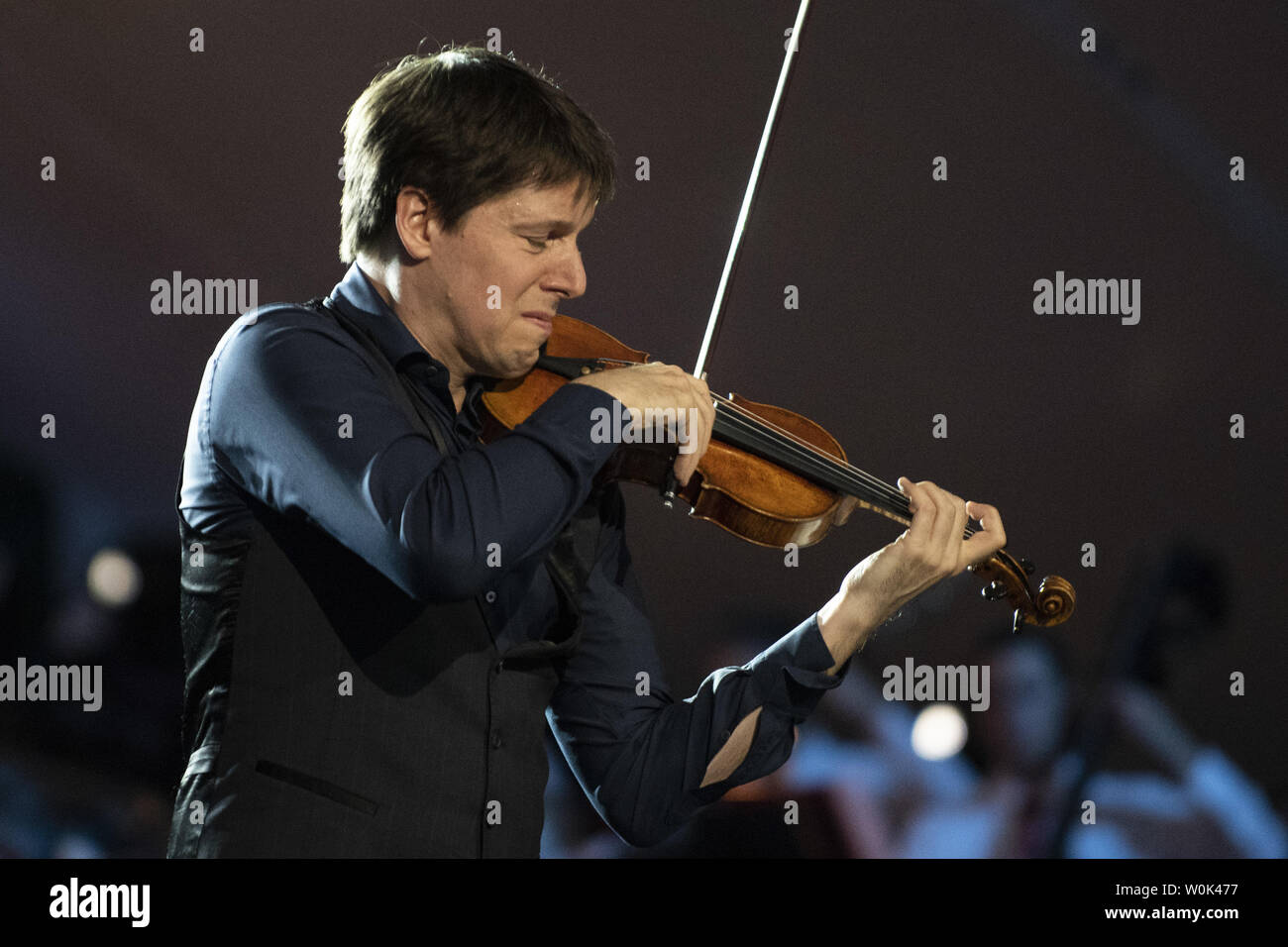 Il violinista Joshua Bell esegue una canzone patriottica durante una prova generale per il Campidoglio Quarto concerto in Washington, DC il 3 luglio 2018. La PBS annuale spettacolo TV sarà eseguita dal vivo con i fuochi d'artificio durante il quarto di luglio le celebrazioni nella capitale della nazione il 4 luglio 2018. Foto di Pat Benic Foto Stock