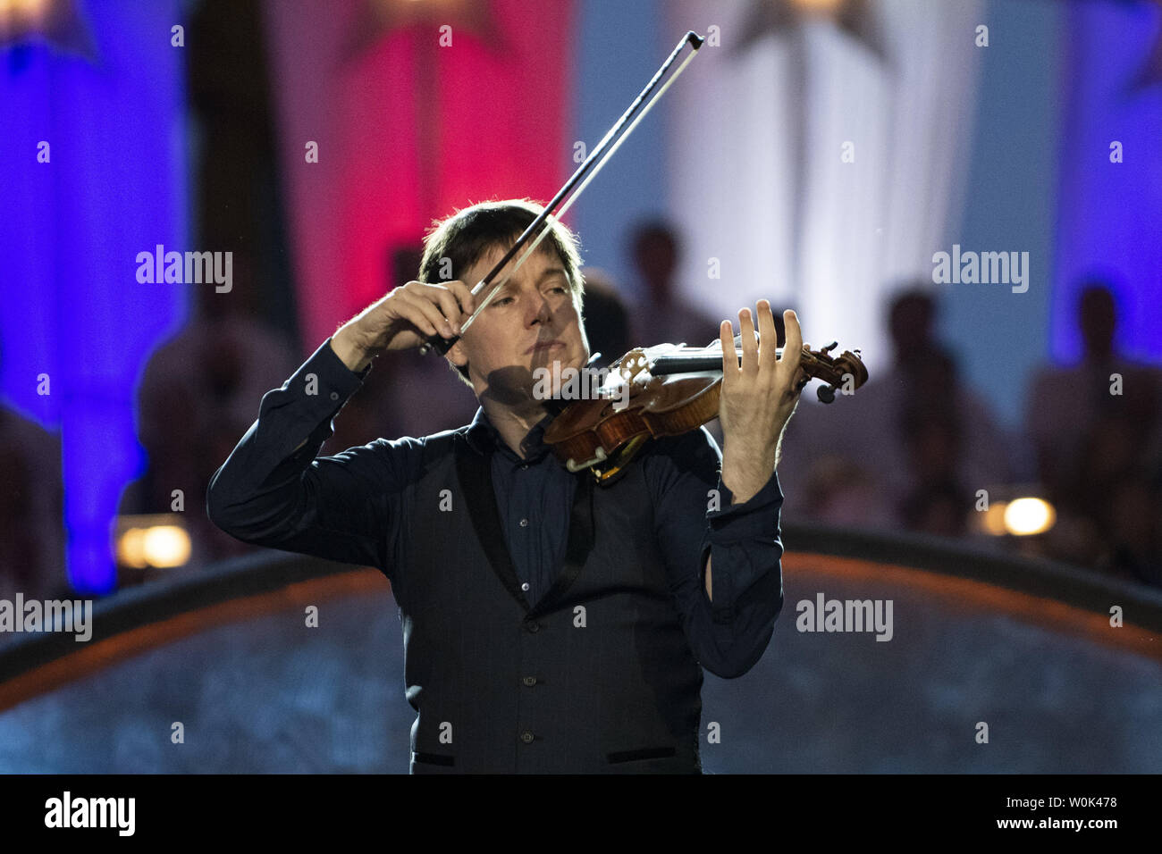 Il violinista Joshua Bell esegue una canzone patriottica durante una prova generale per il Campidoglio Quarto concerto in Washington, DC il 3 luglio 2018. La PBS annuale spettacolo TV sarà eseguita dal vivo con i fuochi d'artificio durante il quarto di luglio le celebrazioni nella capitale della nazione il 4 luglio 2018. Foto di Pat Benic Foto Stock