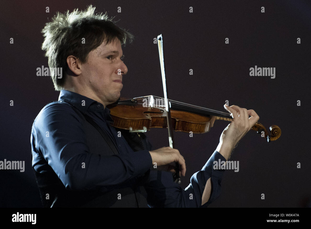 Il violinista Joshua Bell esegue una canzone patriottica durante una prova generale per il Campidoglio Quarto concerto in Washington, DC il 3 luglio 2018. La PBS annuale spettacolo TV sarà eseguita dal vivo con i fuochi d'artificio durante il quarto di luglio le celebrazioni nella capitale della nazione il 4 luglio 2018. Foto di Pat Benic Foto Stock