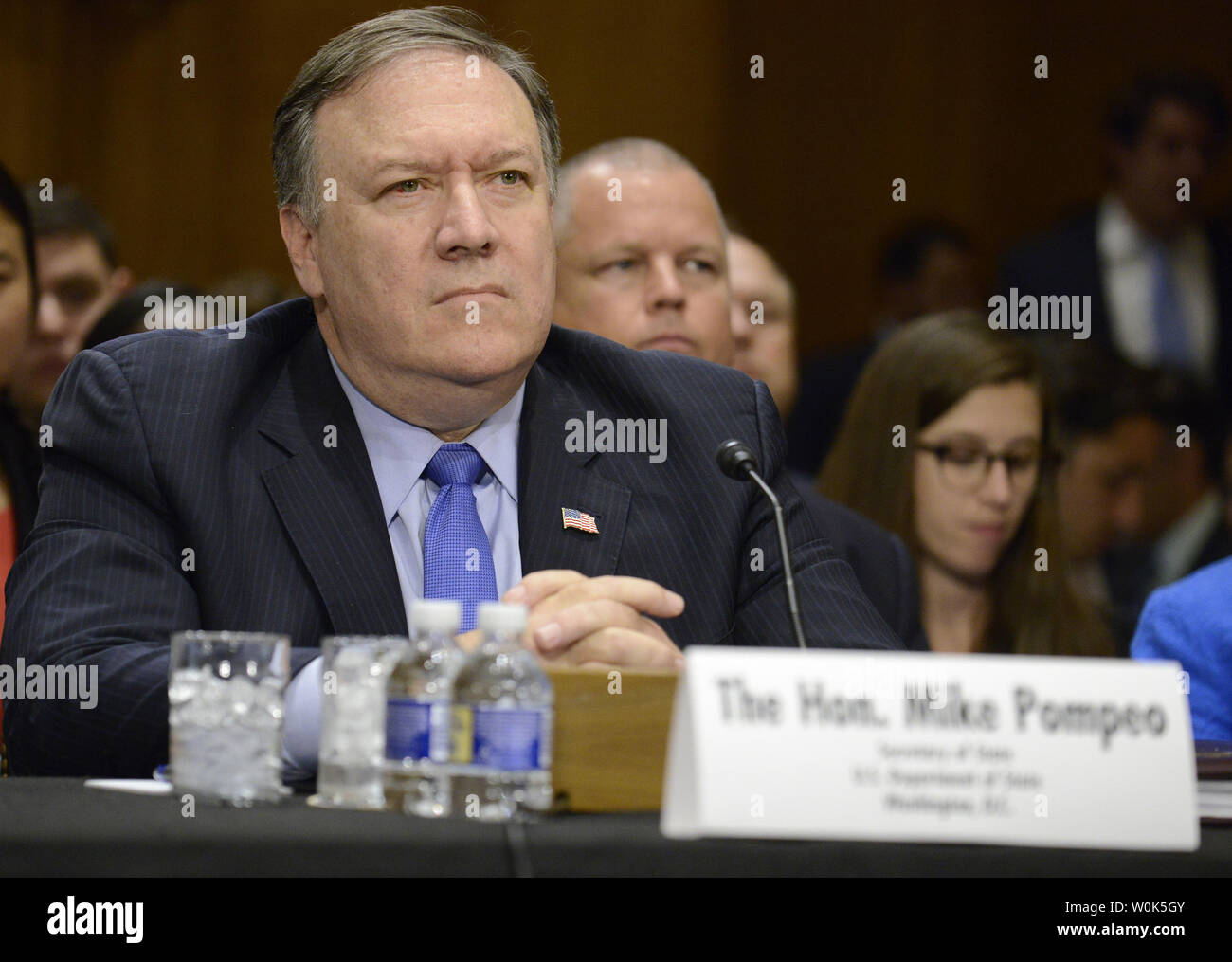 Stati Uniti Il segretario di Stato Mike Pompeo ascolta una domanda durante la testimonianza prima che la Commissione Affari Esteri del Senato, al Campidoglio, luglio 25, 2018 a Washington, DC. Pompeo è stato interrogato da vicino dal pannello di circa Presidente Trump's recenti incontri con il presidente russo Vladimir Putin. Foto di Mike Theiler/UPI Foto Stock