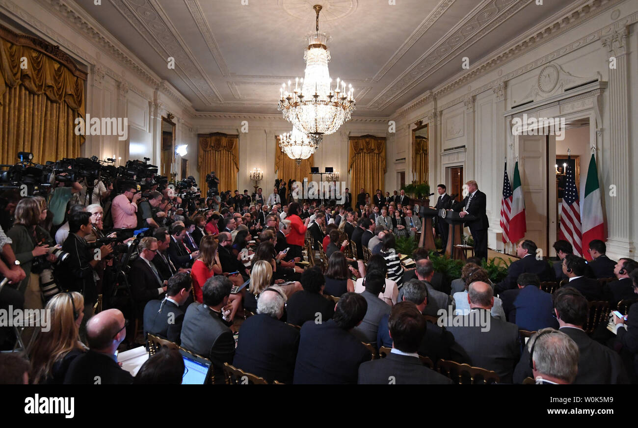 Stati Uniti Presidente Donald Trump risponde a una domanda con il Primo Ministro italiano Giuseppe Conte durante una conferenza stampa congiunta nella Sala Est della Casa Bianca di Washington il 30 luglio 2018. Essi hanno discusso di immigrazione, agli scambi e alle altre questioni. Foto di Pat Benic/UPI Foto Stock
