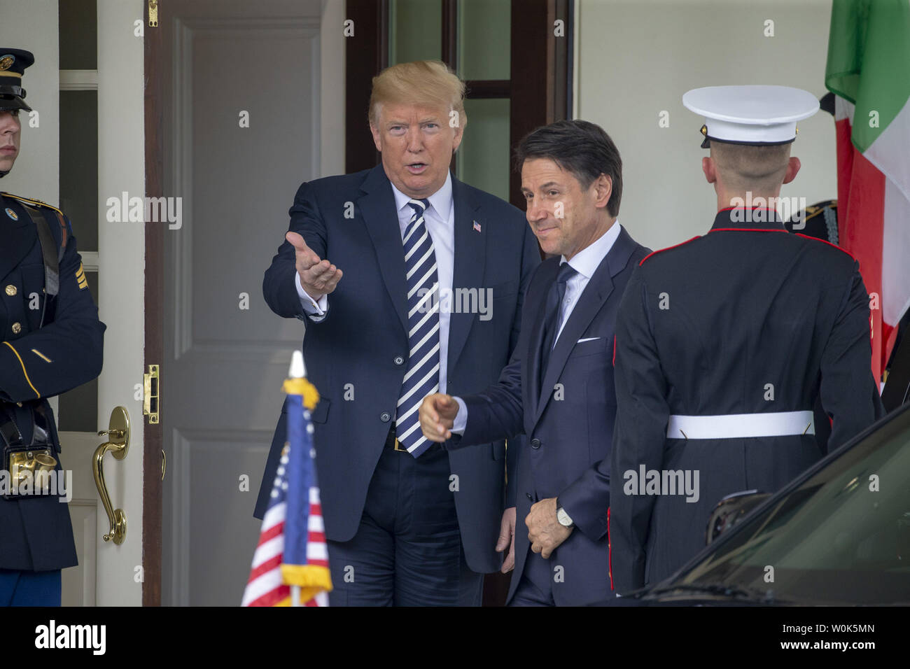U.S presidente Donald Trump giganti del Primo Ministro della Repubblica italiana Giuseppe Conte alla Casa Bianca sulla luglio 30, 2018 a Washington DC. Foto di Tasos Katopodis/UPI Foto Stock