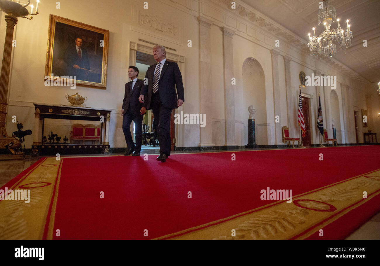 Il Ministro italiano Giuseppe Conte e il presidente statunitense Donald Trump a piedi per una conferenza stampa presso la Casa Bianca sulla luglio 30, 2018 a Washington DC. (UPI foto/Tasos Katopodis) Foto Stock