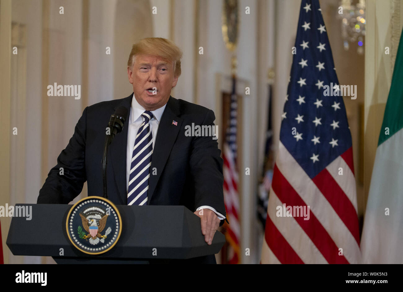 U.S presidente Donald Trump a piedi parla nel corso di una conferenza stampa con il Ministro italiano Giuseppe Conte alla Casa Bianca sulla luglio 30, 2018 a Washington DC. (UPI foto/Tasos Katopodis) Foto Stock