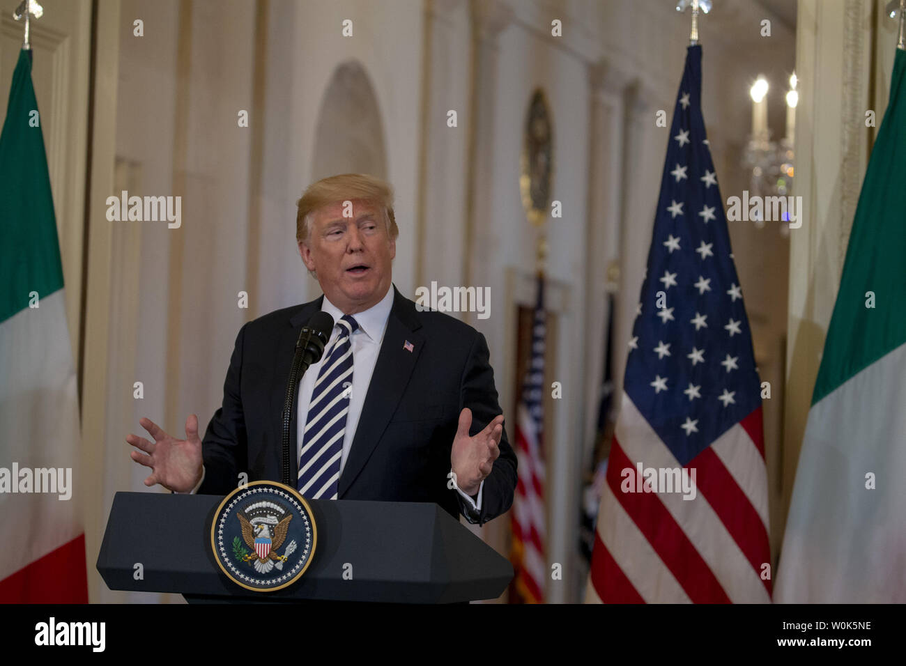 U.S presidente Donald Trump a piedi parla nel corso di una conferenza stampa con il Ministro italiano Giuseppe Conte alla Casa Bianca sulla luglio 30, 2018 a Washington DC. (UPI foto/Tasos Katopodis) Foto Stock