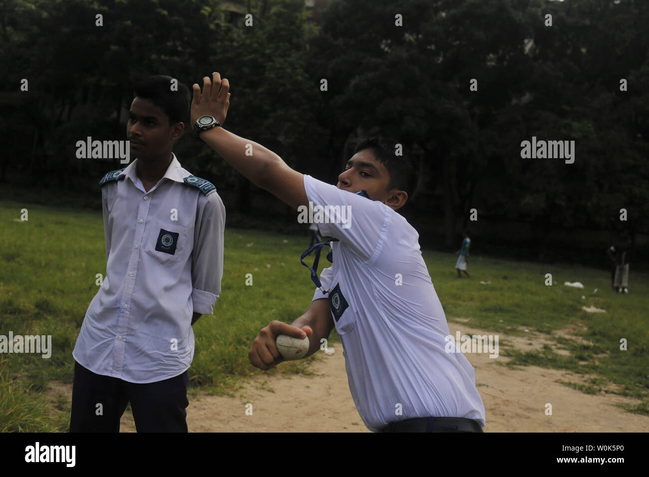 Dacca in Bangladesh. Il 27 giugno, 2019. Scuola ragazzi giocare a cricket dopo la scuola durante la Coppa del Mondo di cricket sessione vicina università di Dhaka area. Ora un giorno, il cricket è uno sport popolare sulla gioventù nel paese. Credito: MD Mehedi Hasan/ZUMA filo/Alamy Live News Foto Stock