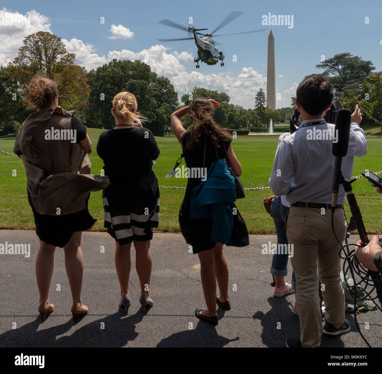 L premere guarda Presidente Trump a bordo uno marino come si diparte la Casa Bianca a Washington D.C. il Ago 31, 2018. Presidente Donald Trump è voce di Charlotte, N.C. per partecipare a un evento di firma sul rafforzamento della sicurezza di pensionamento in America. Foto Ken Cedeño/UPI Foto Stock