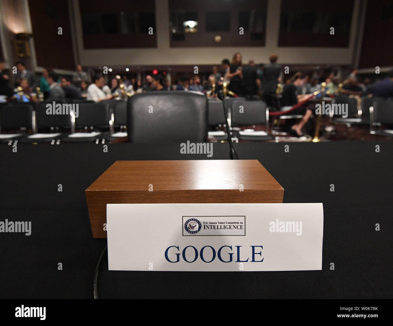 Il sedile riservato per Google si siede vuota come il Senato Comitato di selezione sulla Intelligence si prepara a contiene un' audizione aperta mercoledì 5 settembre 2018 nel senato Dirkson Edificio per uffici a Washington DC, per esaminare i social media le aziende delle risposte all'influenza straniera operazioni su le piattaforme di social media. Google non è atteso a partecipare. Foto di Pat Benic/UPI Foto Stock