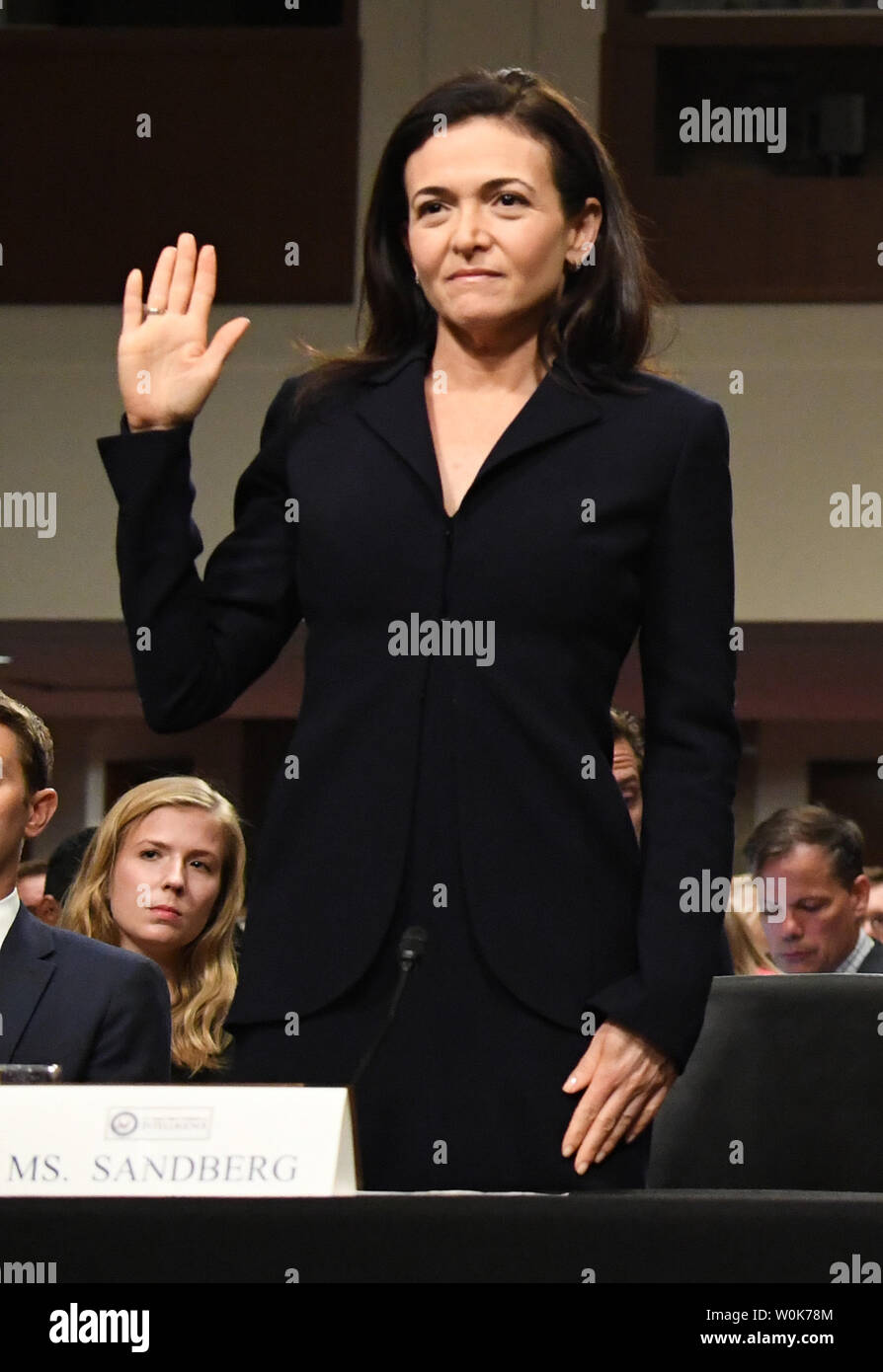 La sig.ra Sheryl Sandberg, Chief Operating Officer di Facebook è giurato in come il Senato Comitato di selezione sulla Intelligence si prepara a contiene un' audizione aperta mercoledì 5 settembre 2018 nel senato Dirkson Edificio per uffici a Washington, DC. Il Comitato vuole esaminare i social media le aziende delle risposte all'influenza straniera operazioni su le piattaforme di social media. Foto di Pat Benic/UPI Foto Stock