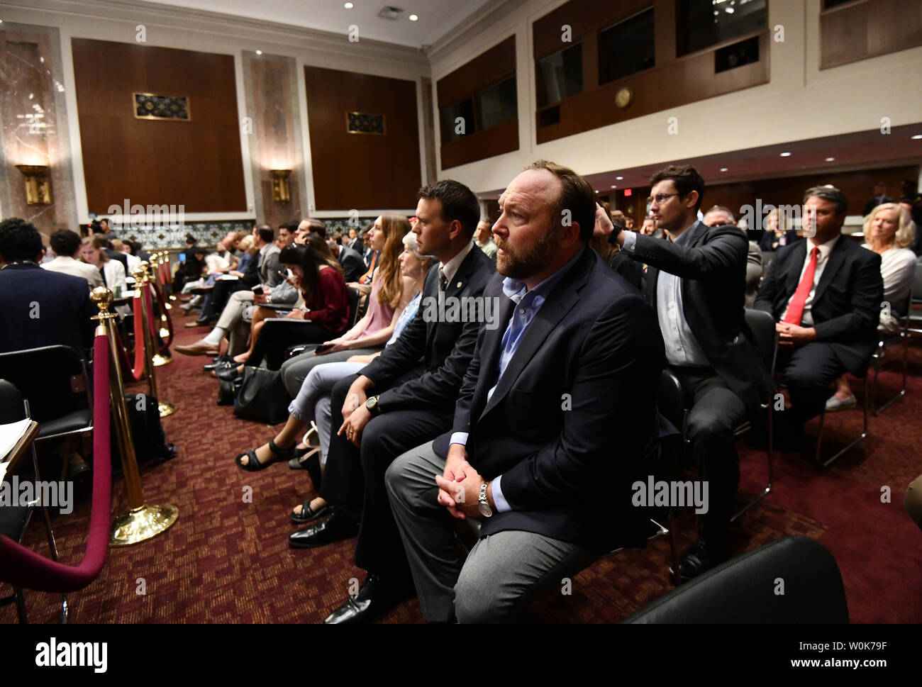 Alex Jones (C), vietato da molte le piattaforme di social media, ascolta la testimonianza al Senato Comitato di selezione sulla Intelligence in pubblica udienza di mercoledì 5 settembre 2018 nel senato Dirkson Edificio per uffici a Washington, DC. La Commissione sta esaminando i social media le aziende delle risposte all'influenza straniera operazioni su le piattaforme di social media. Foto di Pat Benic/UPI Foto Stock