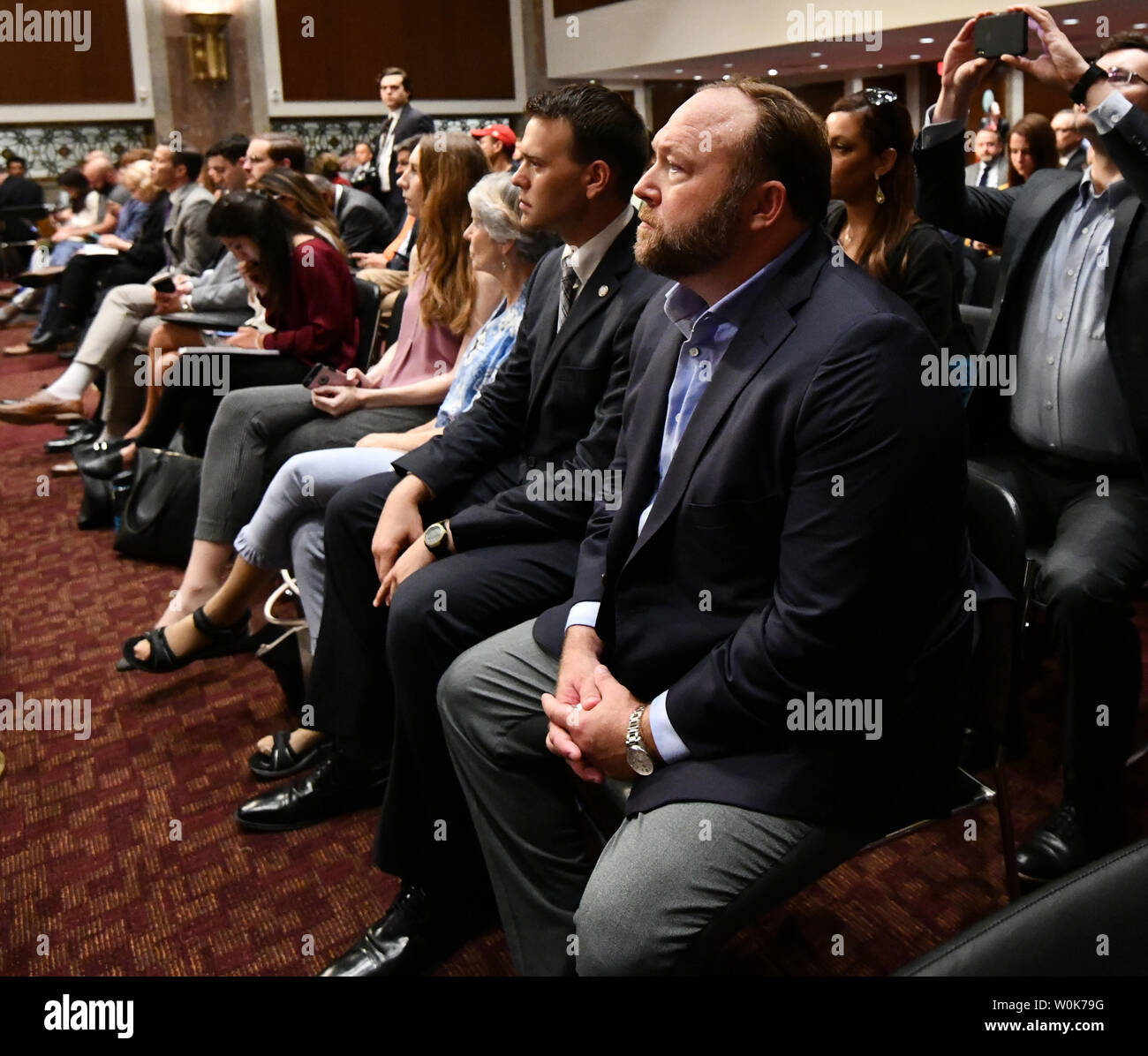 Alex Jones (C), vietato da molte le piattaforme di social media, ascolta la testimonianza al Senato Comitato di selezione sulla Intelligence in pubblica udienza di mercoledì 5 settembre 2018 nel senato Dirkson Edificio per uffici a Washington, DC. La Commissione sta esaminando i social media le aziende delle risposte all'influenza straniera operazioni su le piattaforme di social media. Foto di Pat Benic/UPI Foto Stock
