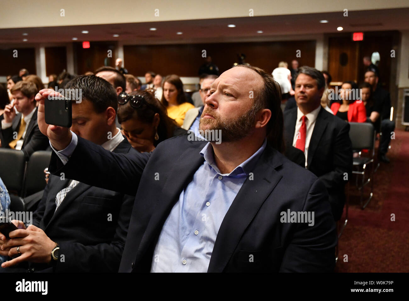 Alex Jones, vietato da molte le piattaforme di social media, record testimonianza presso il Senato Comitato di selezione sulla Intelligence in pubblica udienza di mercoledì 5 settembre 2018 nel senato Dirkson Edificio per uffici a Washington, DC. La Commissione sta esaminando i social media le aziende delle risposte all'influenza straniera operazioni su le piattaforme di social media. Foto di Pat Benic/UPI Foto Stock