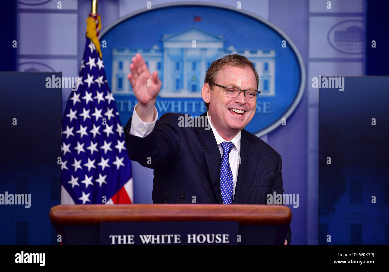 Kevin Hassett, Presidente del Consiglio dei consulenti economici, parla dell'economia degli Stati Uniti durante un briefing con la stampa alla Casa Bianca a Washington D.C. il 10 settembre 2018. Hassett rettificato Presidente Trump's tweet che falsamente dichiarato che la crescita del PIL ha superato il tasso di disoccupazione per la prima volta in oltre cento anni. Hassett ha detto che era la prima volta in dieci anni. Foto di Kevin Dietsch/UPI Foto Stock