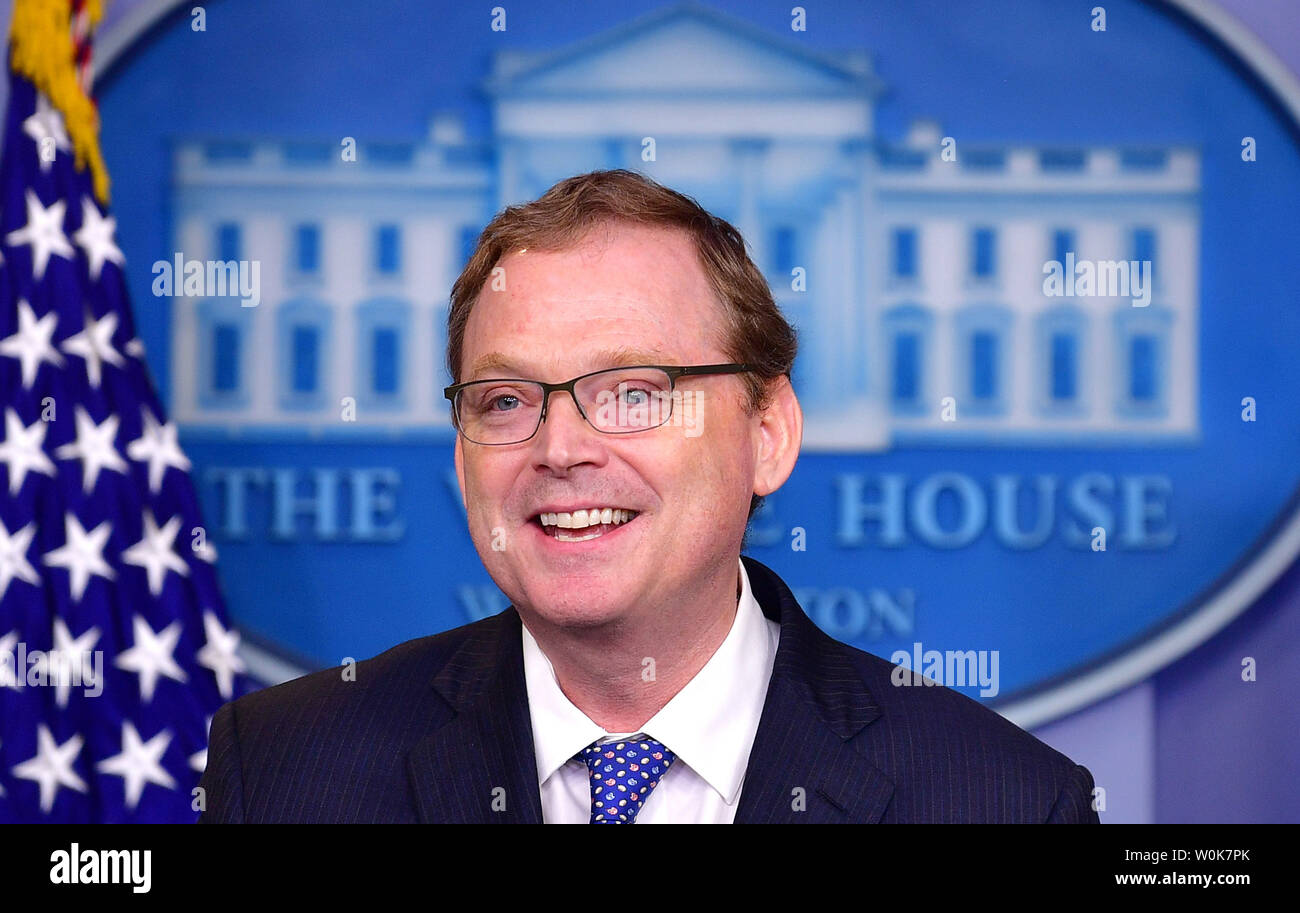 Kevin Hassett, Presidente del Consiglio dei consulenti economici, parla dell'economia degli Stati Uniti durante un briefing con la stampa alla Casa Bianca a Washington D.C. il 10 settembre 2018. Hassett rettificato Presidente Trump's tweet che falsamente dichiarato che la crescita del PIL ha superato il tasso di disoccupazione per la prima volta in oltre cento anni. Hassett ha detto che era la prima volta in dieci anni. Foto di Kevin Dietsch/UPI Foto Stock