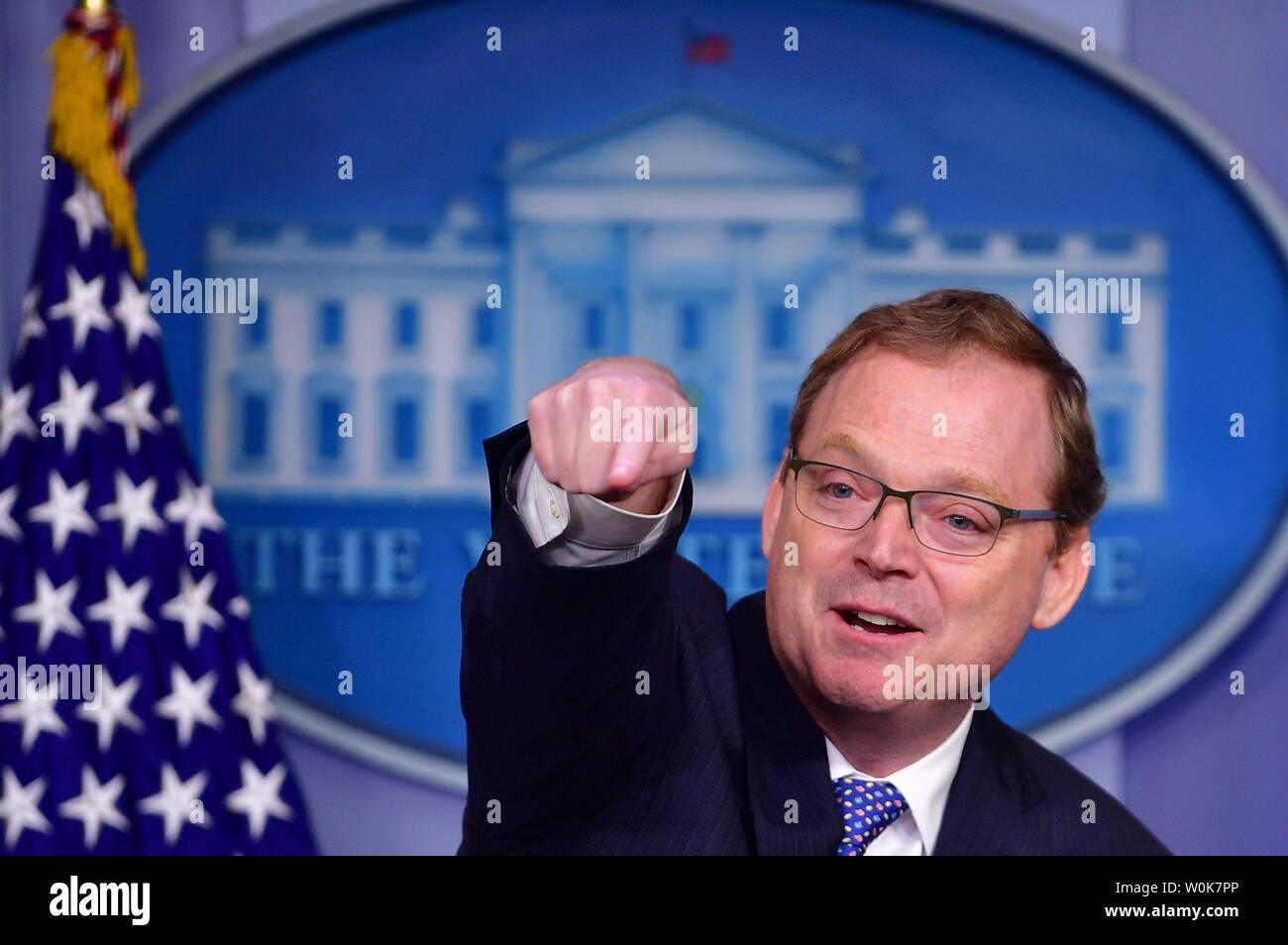 Kevin Hassett, Presidente del Consiglio dei consulenti economici, parla dell'economia degli Stati Uniti durante un briefing con la stampa alla Casa Bianca a Washington D.C. il 10 settembre 2018. Hassett rettificato Presidente Trump's tweet che falsamente dichiarato che la crescita del PIL ha superato il tasso di disoccupazione per la prima volta in oltre cento anni. Hassett ha detto che era la prima volta in dieci anni. Foto di Kevin Dietsch/UPI Foto Stock