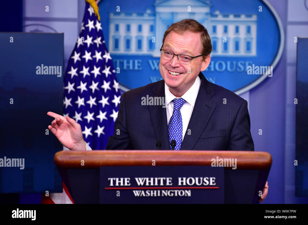 Kevin Hassett, Presidente del Consiglio dei consulenti economici, parla dell'economia degli Stati Uniti durante un briefing con la stampa alla Casa Bianca a Washington D.C. il 10 settembre 2018. Hassett rettificato Presidente Trump's tweet che falsamente dichiarato che la crescita del PIL ha superato il tasso di disoccupazione per la prima volta in oltre cento anni. Hassett ha detto che era la prima volta in dieci anni. Foto di Kevin Dietsch/UPI Foto Stock