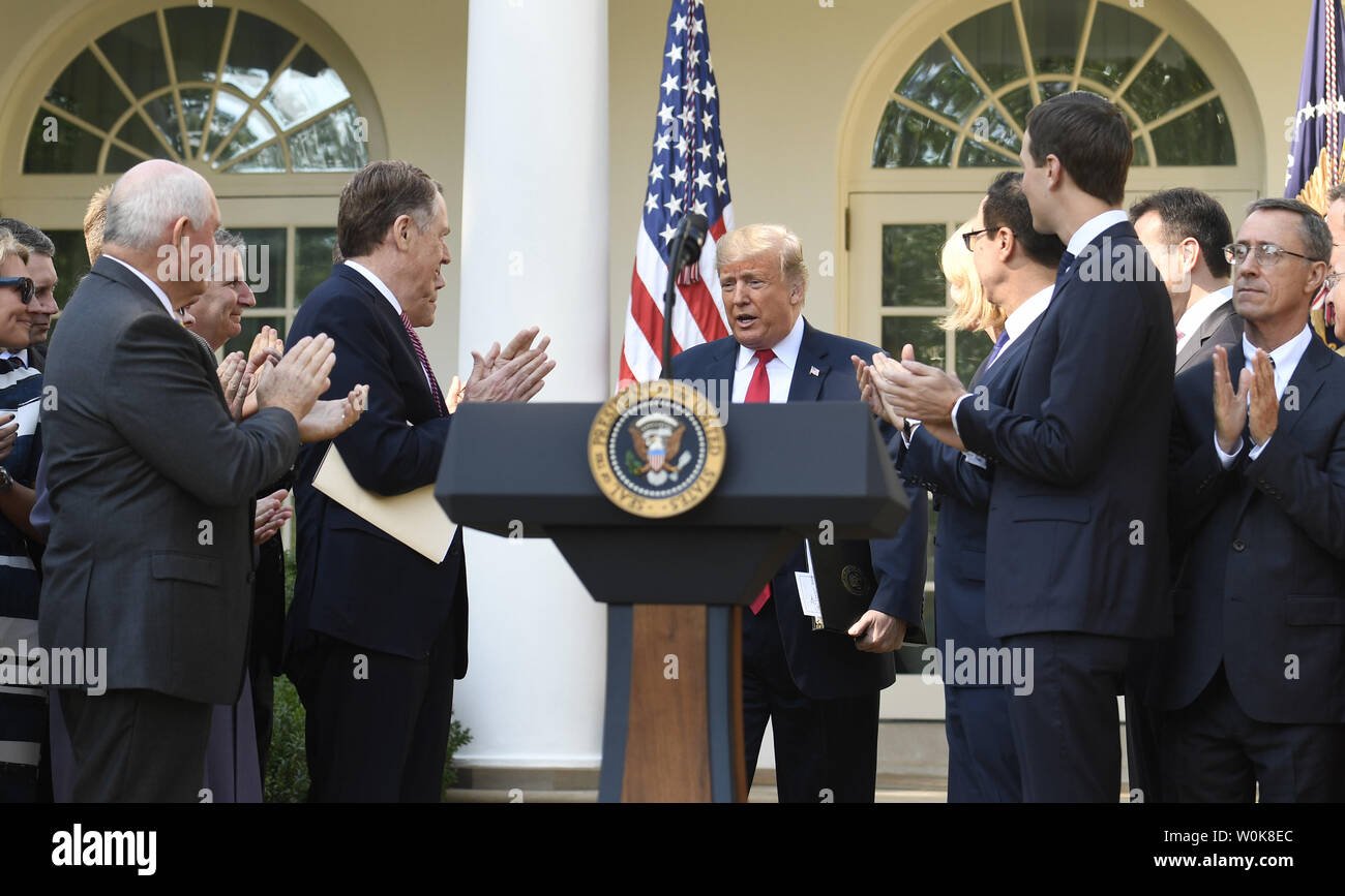 Presidente Donald Trump (C) viene applaudito al suo arrivo da (L-R) Segretario per l'agricoltura Sonny Perdue, rappresentante del commercio degli Stati Uniti Robert Lighthizer, Segretario del Tesoro Steven Mnuchin e Advisor Jared Kushner, annouce gli Stati Uniti Messico Canada accordo (USMCA) nel Giardino delle Rose della Casa Bianca, 1 ottobre 2018, a Washington, DC. Il trilaterale USMCA patto commerciale sostituirà l'Accordo nordamericano di libero scambio (NAFTA) del 1994. Foto di Mike Theiler/UPI Foto Stock