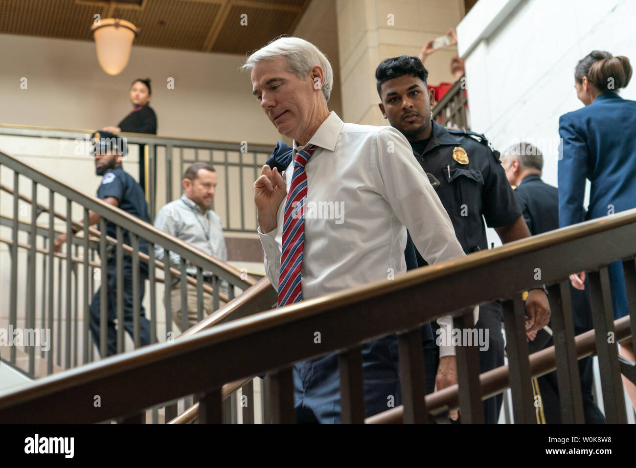 Il Sen. Rob Portman, (R-OH), passeggiate al Senato sensibile suddivisa Information Facility, o SCIF, a rivedere il rapporto dell' FBI in materia di controlli in background per finalizzare la nomina giudice Brett Kavanaugh alla Corte suprema al Campidoglio di Washington D.C., il 4 ottobre 2018. Foto Ken Cedeño/UPI Foto Stock