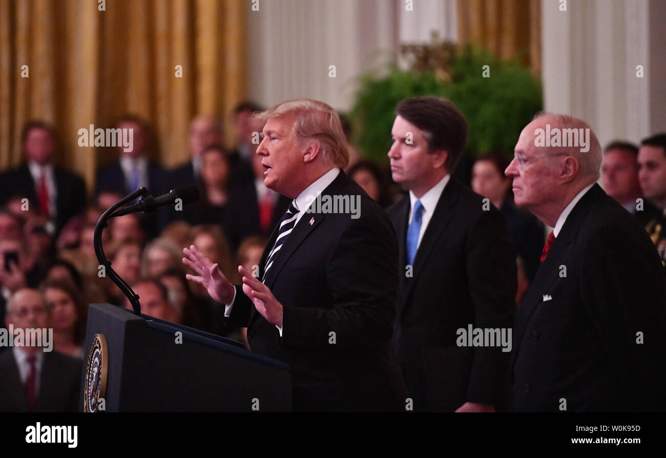 Presidente Donald Trump (L) parla presso il cerimoniale di prestazione di giuramento da parte della Corte Suprema di Giustizia Associate Brett Kavanaugh (C) presso la Casa Bianca il 8 ottobre 2018 a Washington D.C. Foto di Pat Benic/UPI Foto Stock