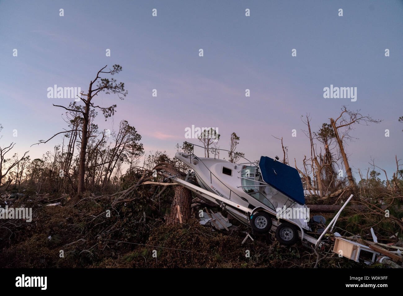 Una barca che si appoggia contro un albero caduto dopo l uragano Michael sbattuto in Messico Beach, Florida, 12 ottobre 2018. Michael ha colpito la Florida Panhandle Ottobre 10. Foto di Ken Cedeño/UPI Foto Stock