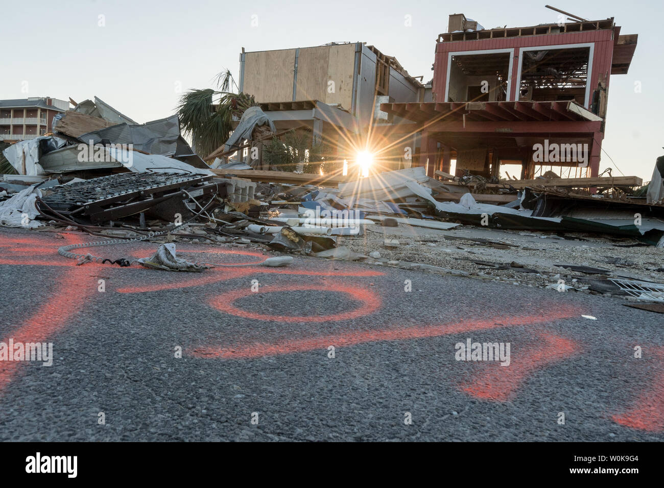 I detriti da case danneggiate dopo l uragano Michael si trova sparse nelle prime ore del mattino in Messico Beach, Florida, 13 ottobre 2018. Foto di Ken Cedeño/UPI Foto Stock