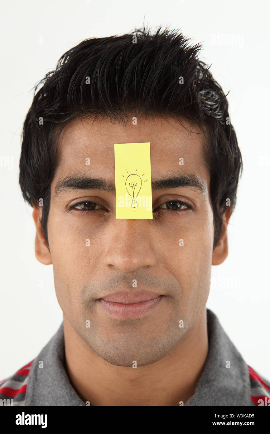Uomo con un adesivo nota sulla sua fronte Foto Stock