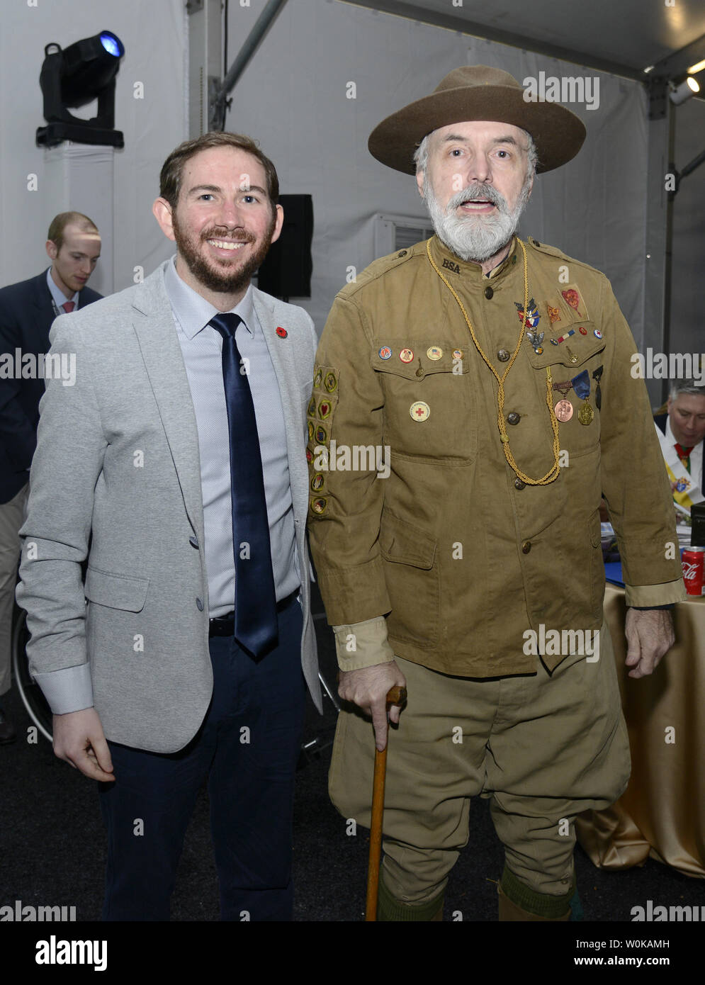 Nazionale di guerra mondiale 1 Memorial architetto Joe Weishaar (L) incontra Historian Peter Bielak, che indossa un vintage Boy Scout unfirom da Ser, durante una guerra mondiale 1 Centennial manifestazione della Commissione, a Washington DC., 9 novembre 2018, per contrassegnare il prossimo centenario dell'Armistizio termina con "Grande Guerra" il 11 novembre 1918. Foto di Mike Theiler/UPI Foto Stock