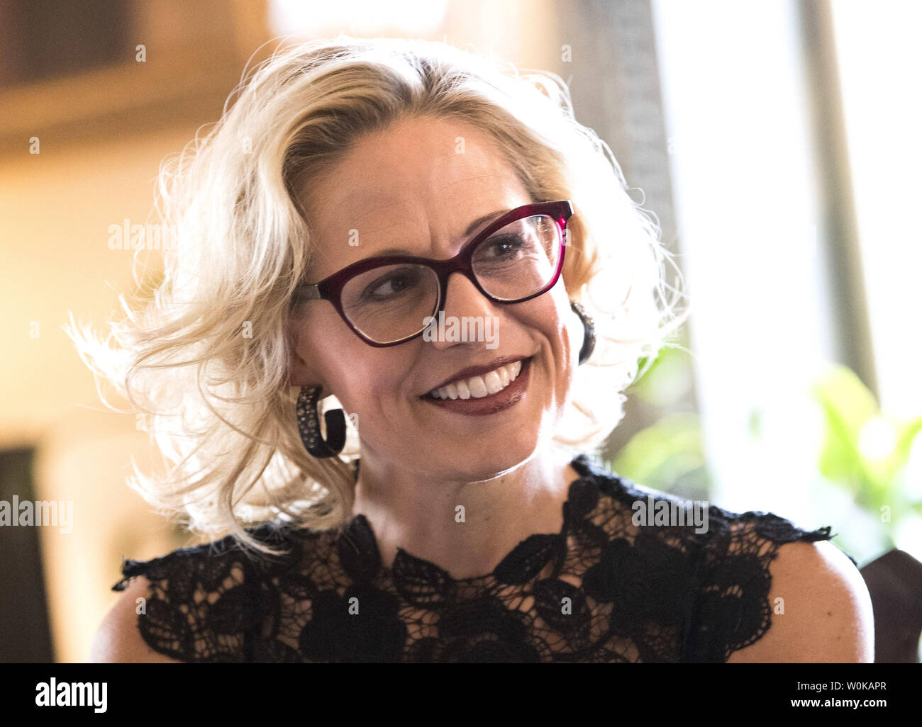 Il neo eletto Senatore democratico Kyrsten Sinema (D-AZ) partecipa a una riunione con il leader democratico il senatore Charles Schumer (D-NY) sul Campidoglio di Washington, il 13 novembre 2018. Foto di Kevin Dietsch/UPI Foto Stock