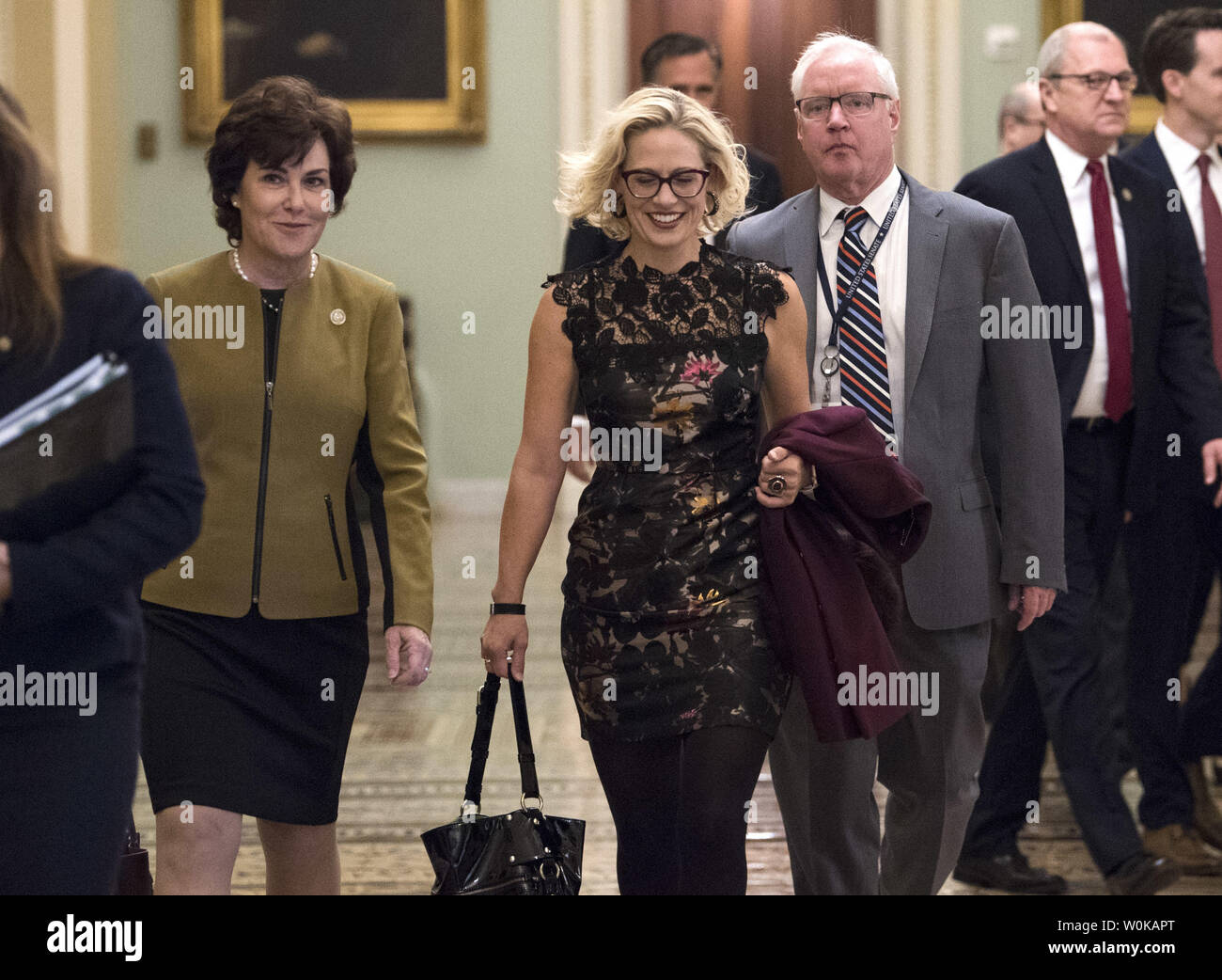 Appena eletto Senatore democratico Jacky Rosen (D-NV) (L) e Kyrsten Sinema (D-AZ) a piedi per un incontro con i leader democratici il senatore Charles Schumer (D-NY) sul Campidoglio di Washington, il 13 novembre 2018. Foto di Kevin Dietsch/UPI Foto Stock