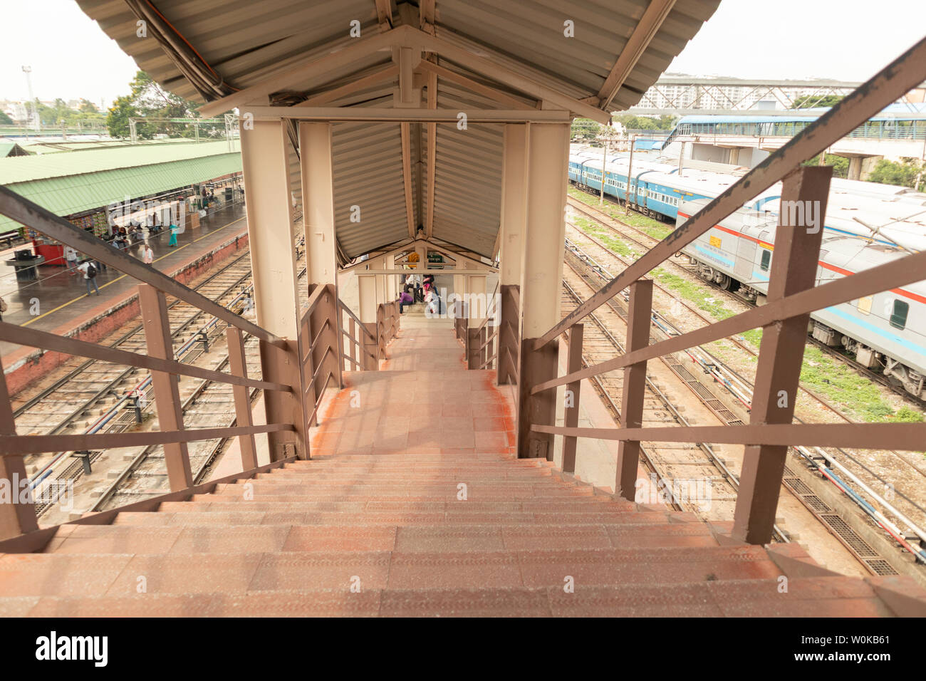 BANGALORE INDIA Giugno 3, 2019 : vecchia scalinata retrò nella stazione ferroviaria Foto Stock