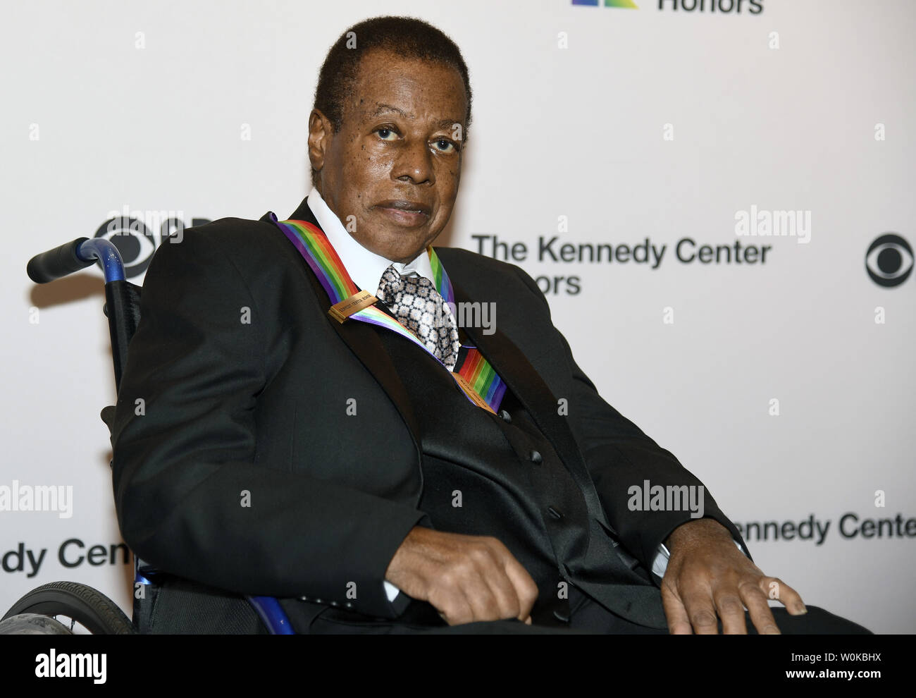 2018 Centro Kennedy Honoree musicista jazz Wayne Shorter pone per i fotografi sul tappeto rosso come egli arriva per una serata di gala presso il Kennedy Center, Dicembre 2, 2018 a Washington, DC. I riconoscimenti sono stati elargiti annualmente agli artisti per la loro carriera nel campo delle arti e della cultura. Foto di Mike Theiler/UPI Foto Stock