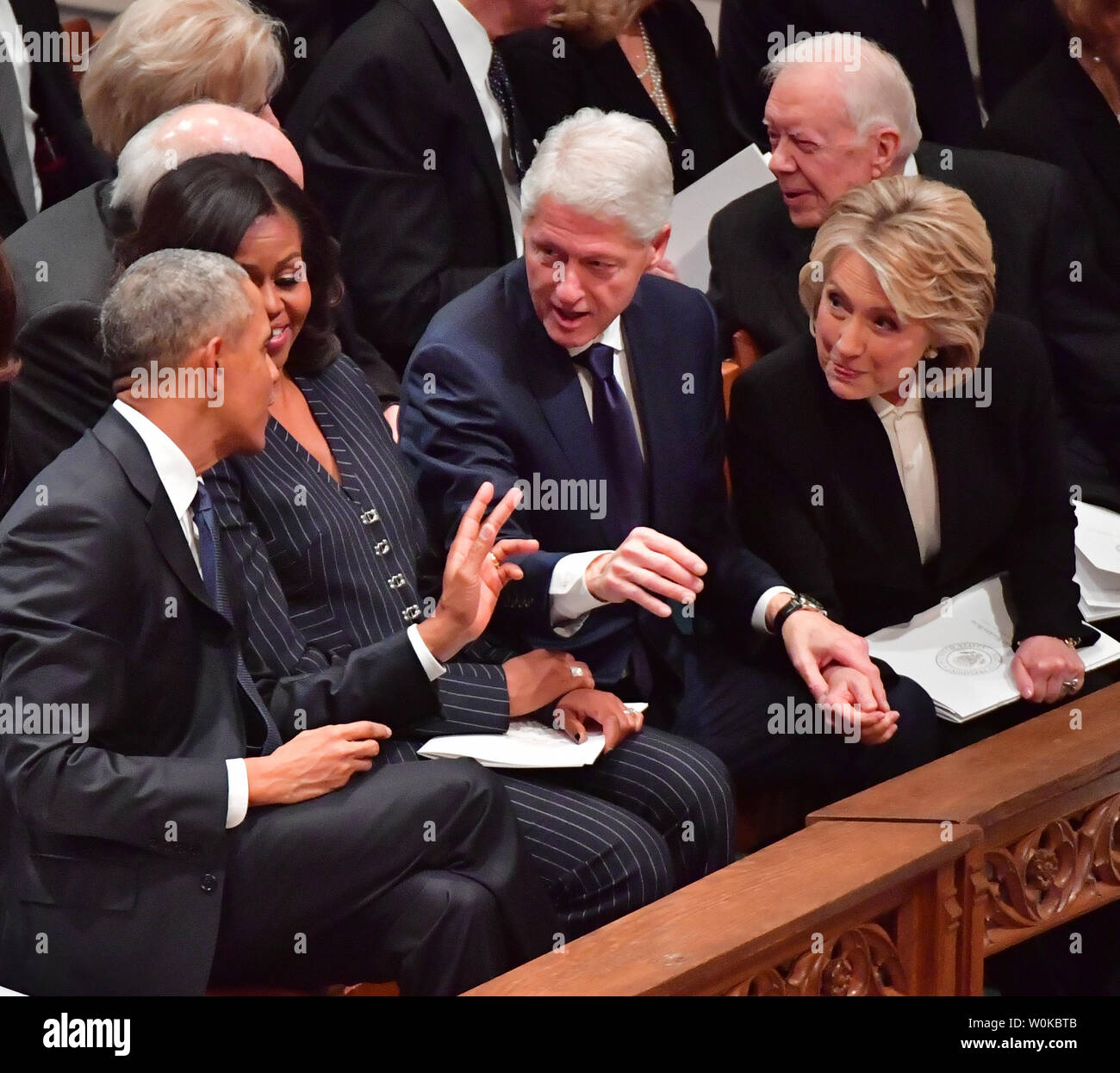 Ex Presidenti , VP e coniugi assemblare ai funerali del Presidente George H.W. Bush alla Cattedrale Nazionale di Washington il 5 dicembre 2018. (L-R) Barack Obama, Michelle Obama, Bill Clinton, Hillary Clinton, Jimmy Carter. Foto di Kevin Dietsch/UPI Foto Stock