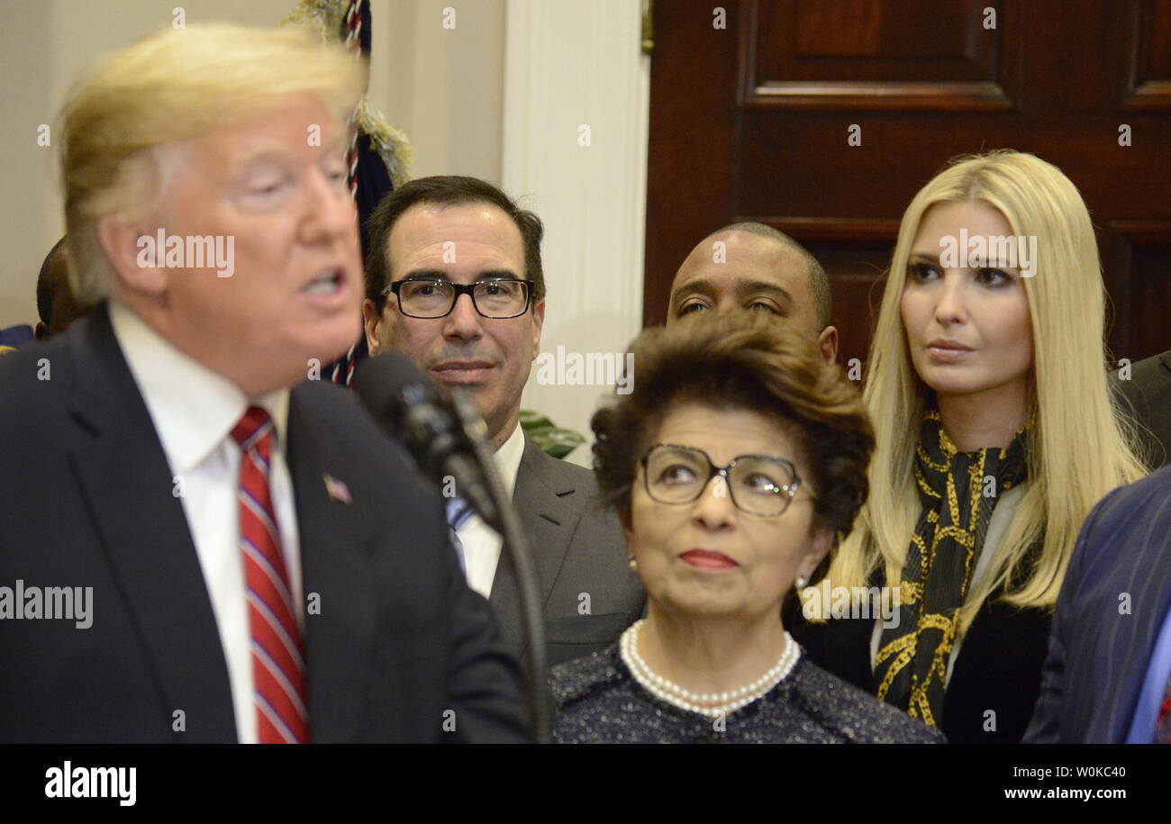Presidente Donald Trump (L) rende il commento come figlia e la Casa Bianca di consigliere Ivanka Trump (R) e segretario del Tesoro Steven Mnuchin (2a,L), ascoltare prima di Trump firma un ordine esecutivo che istituisce la Casa Bianca opportunità e rivitalizzazione Consiglio nel corso di una cerimonia alla Casa Bianca di Washington, DC, Dicembre 12, 2018. Il Consiglio assisterà economicamente distressed europee presieduto dal Segretario HUD Ben Carson. Foto di Mike Theiler/UPI Foto Stock