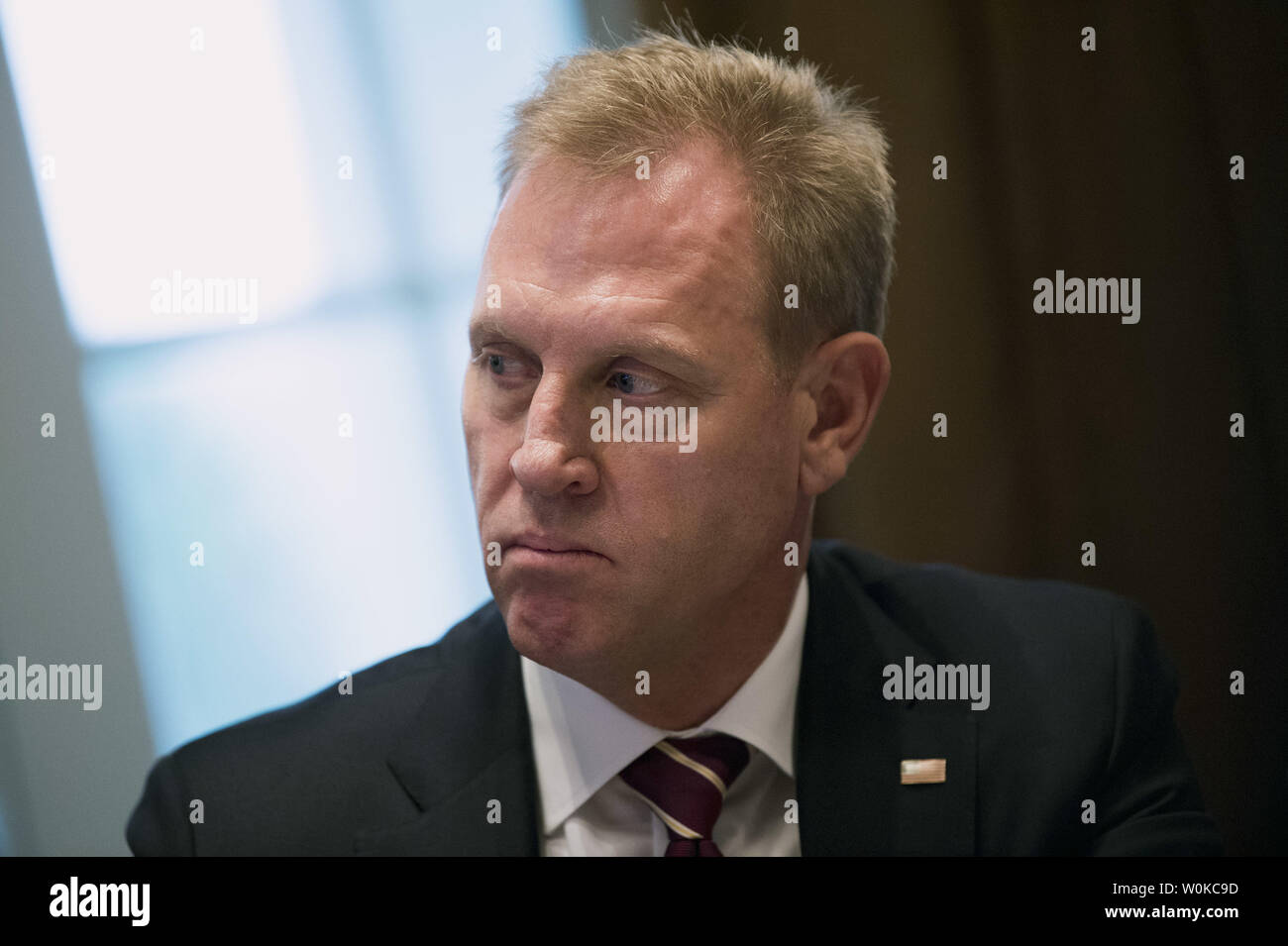 Deliberando il Segretario alla difesa Patrick Shanahan orologi come presidente Donald Trump parla con i giornalisti nel corso di una riunione del gabinetto presso la Casa Bianca a Washington D.C. il 2 gennaio 2019. Trump ha detto che manterrà il governo ha chiuso il più a lungo possibile fino a quando non si ottiene il finanziamento per il suo confine meridionale del muro. Foto di Kevin Dietsch/UPI Foto Stock