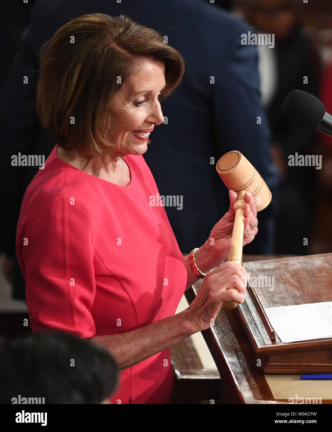 Congressista Nancy Pelosi (D-CA ), recentemente eletto presidente della Casa del 116U.S. Congresso, detiene il martello del mandato ricevuto dalla casa leader della minoranza Kevin McCarthy nella camera della Casa sul Colle del Campidoglio di Washington il 3 gennaio 2019. Pelosi, 52nd altoparlante della casa, divenne il primo ufficiale per tornare a tale posizione poiché Sam Rayburn nel 1955. Foto di Pat Benic/UP3 Foto Stock